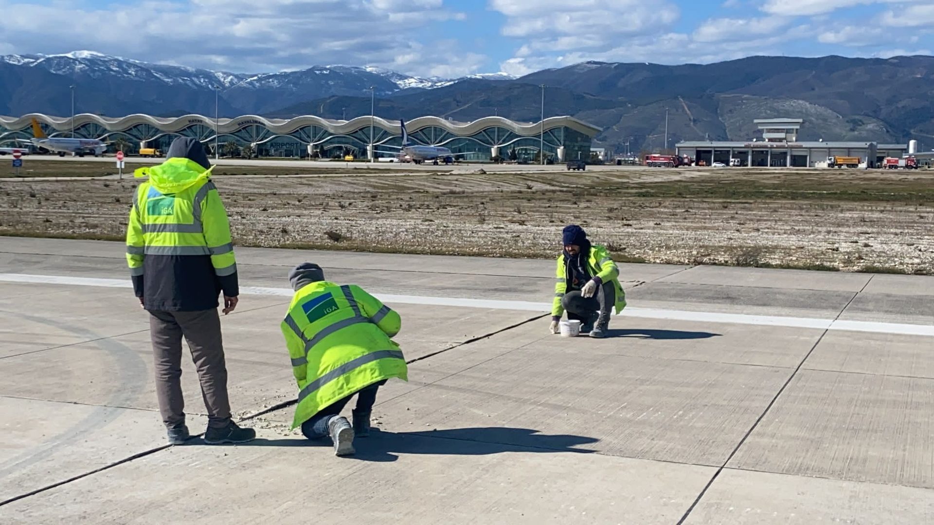Mode of transport, High-visibility clothing, Road surface, Cloud, Sky, Workwear, Mountain, Asphalt
