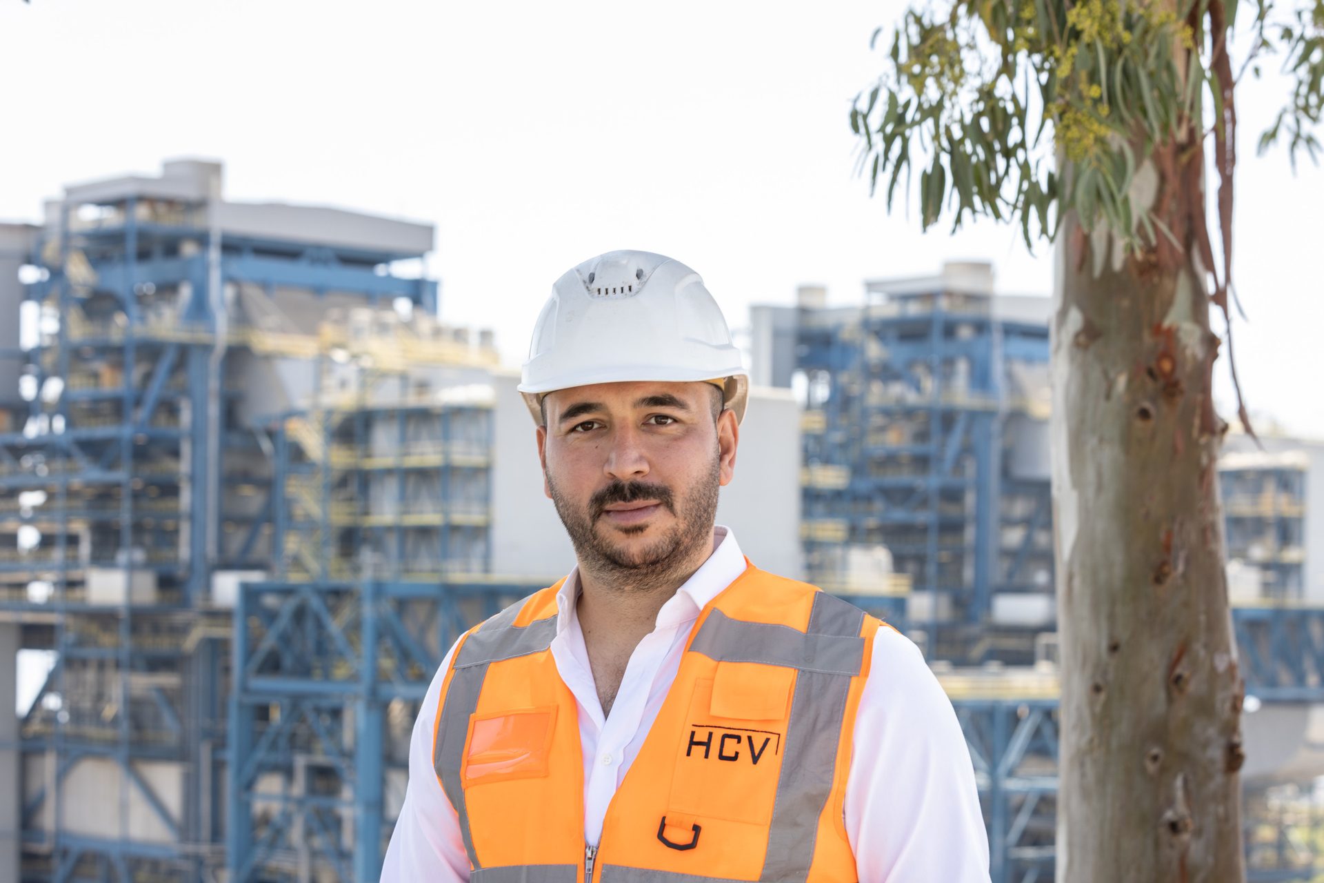 Hard hat, High-visibility clothing, Helmet, Sky, Workwear, Building, Tradesman, Sleeve, Engineer