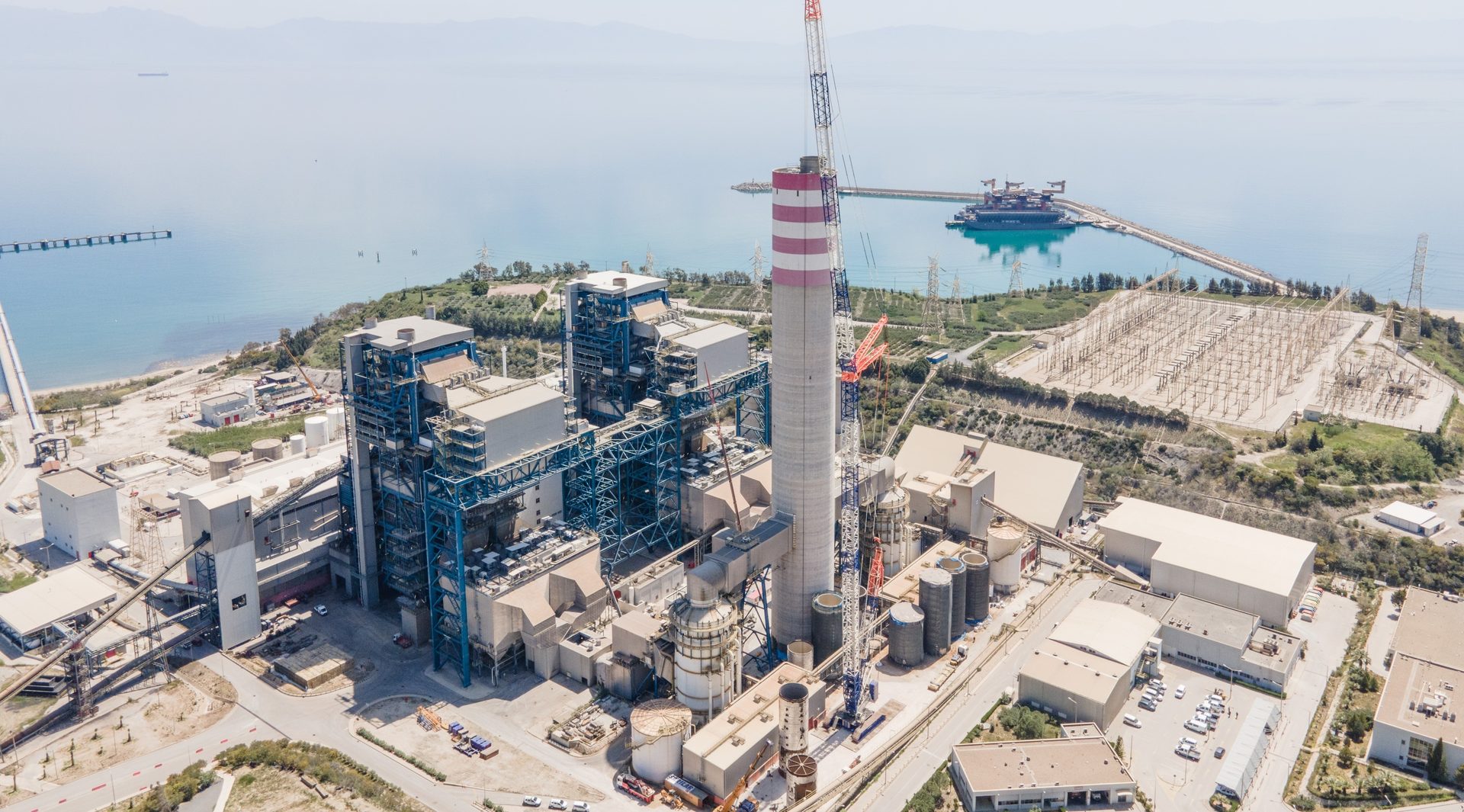 Urban design, Tower block, Water, Sky, Building, Cloud