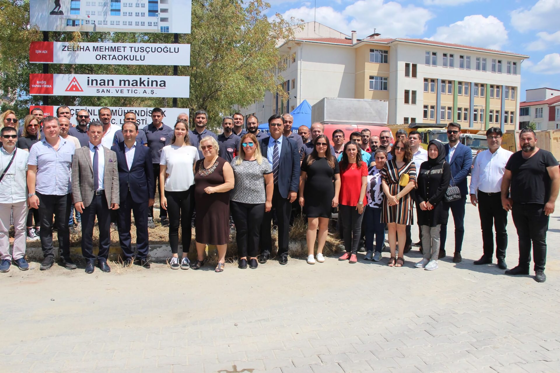 Social group, Public space, Trousers, Building, Cloud, Sky
