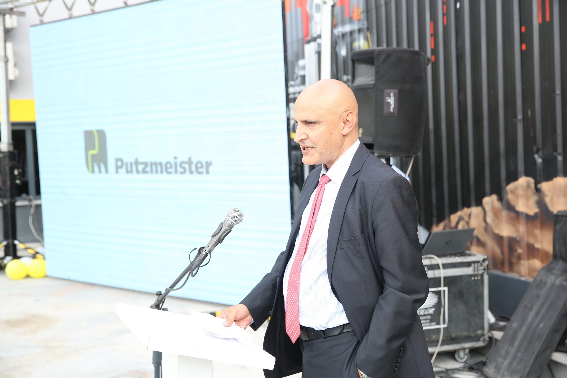 Public address system, Dress shirt, Audio equipment, Joint, Microphone, Shoulder, Tie, Spokesperson