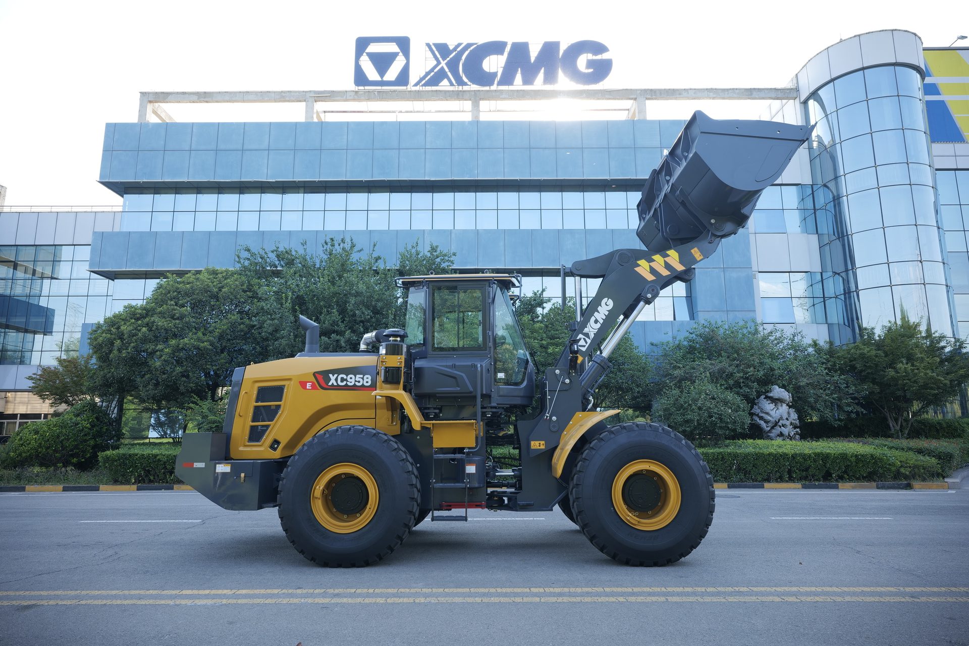 Automotive tire, Motor vehicle, Locking hubs, Wheel, Building, Tread, Plant, Asphalt