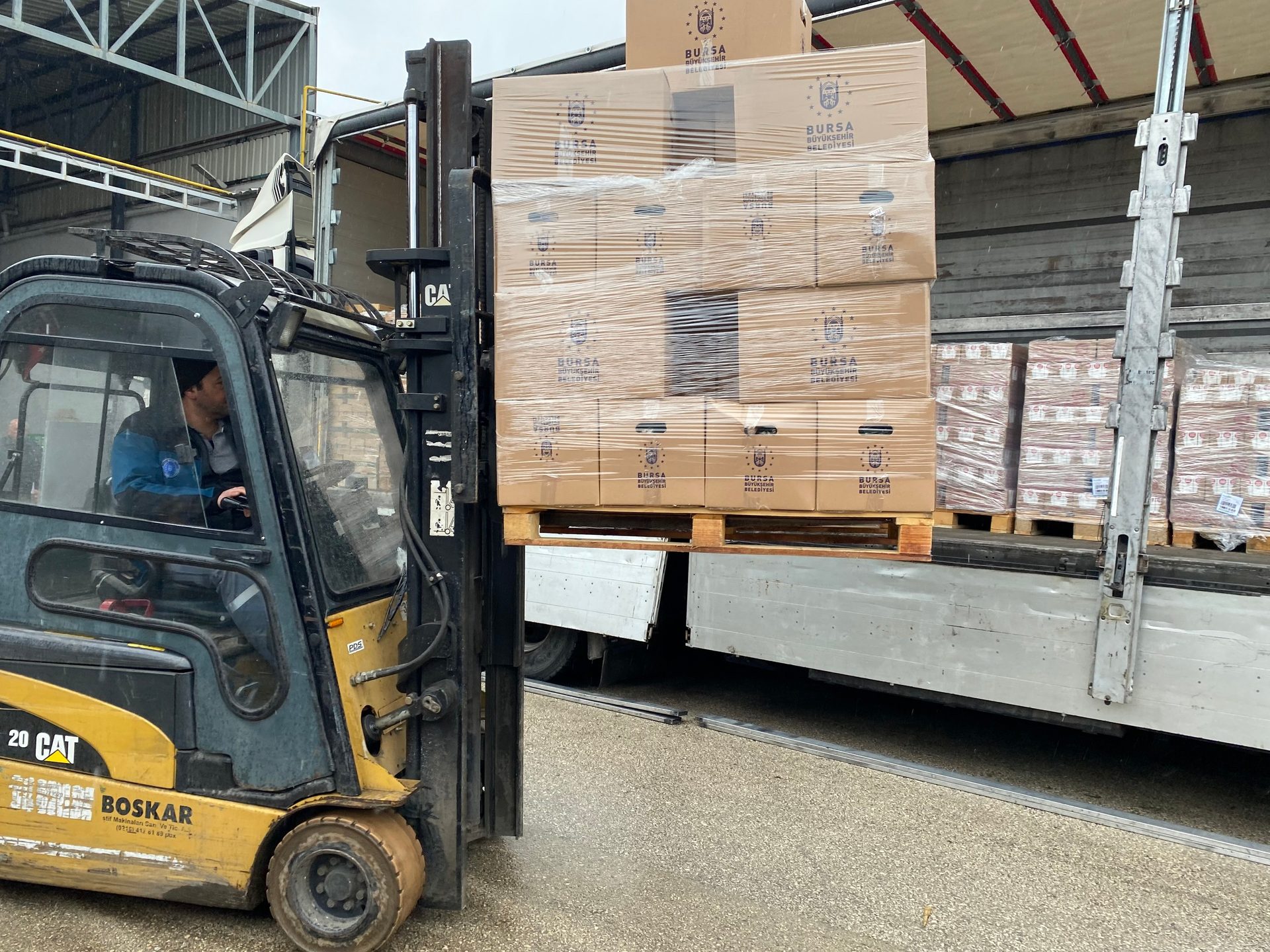 Forklift truck, Automotive tire, Motor vehicle, Wheel, Asphalt, Rolling