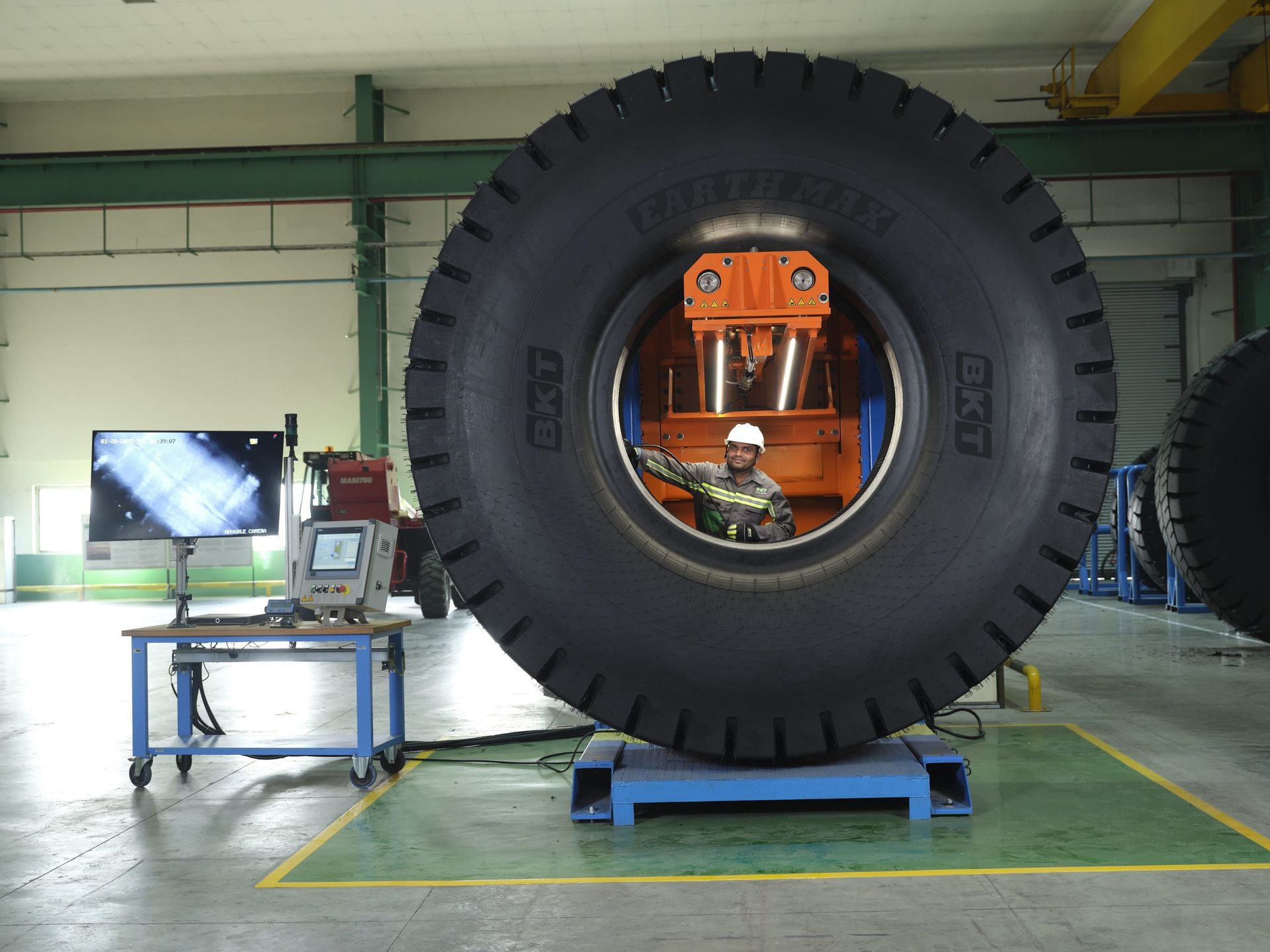 Automotive tire, Motor vehicle, Synthetic rubber, Locking hubs, Wheel, Tread, Rim