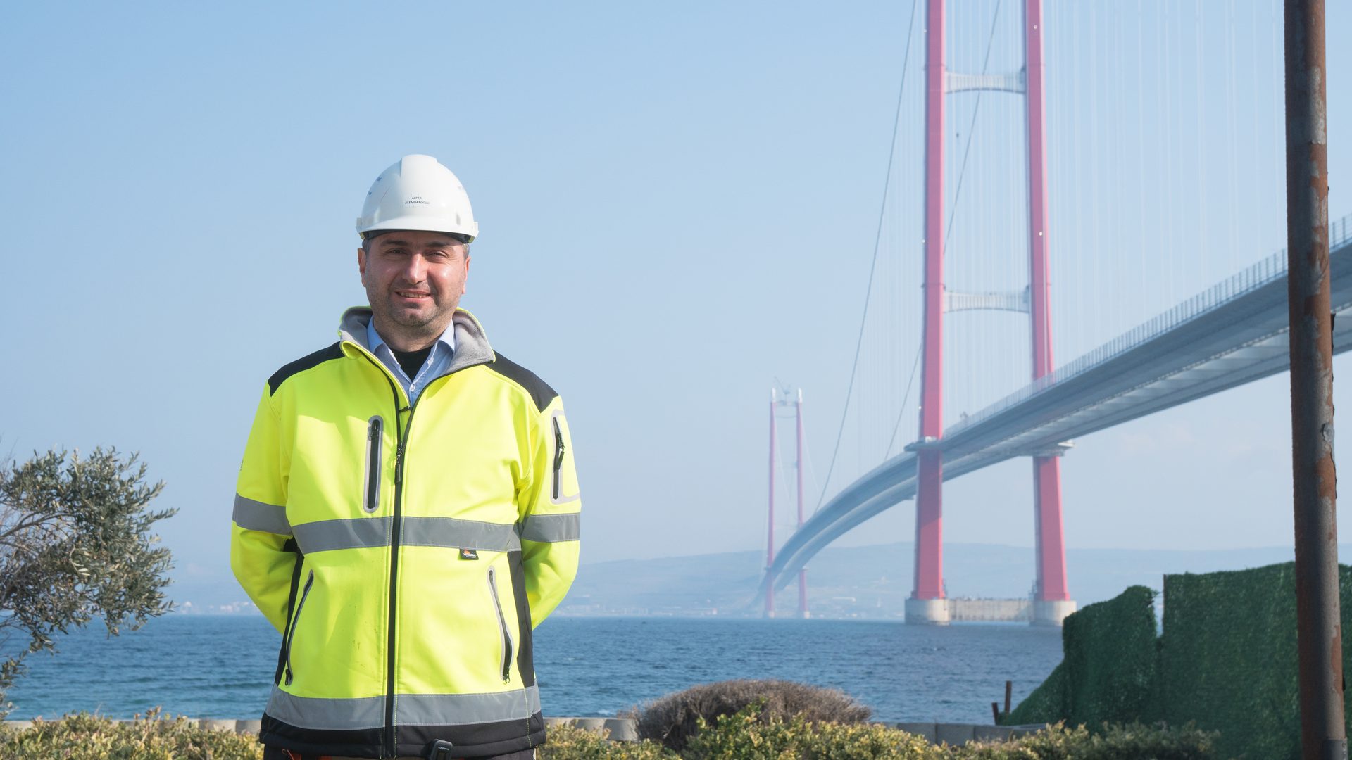 Hard hat, High-visibility clothing, Sky, Water, Helmet, Plant, Workwear, Sleeve, Tree, Engineer