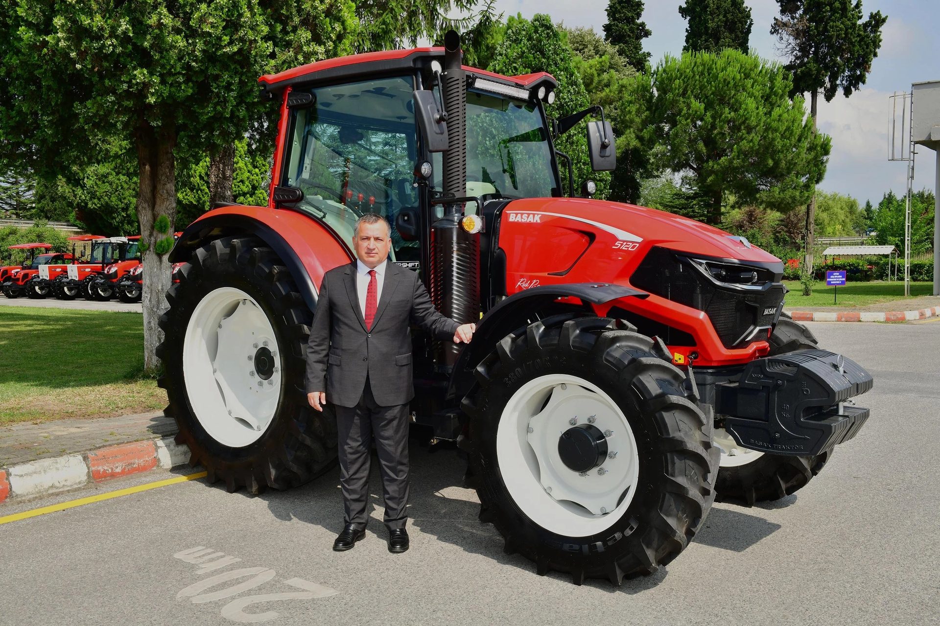 Automotive tire, Motor vehicle, Agricultural machinery, Wheel, Plant, Tractor, Tread, Tree