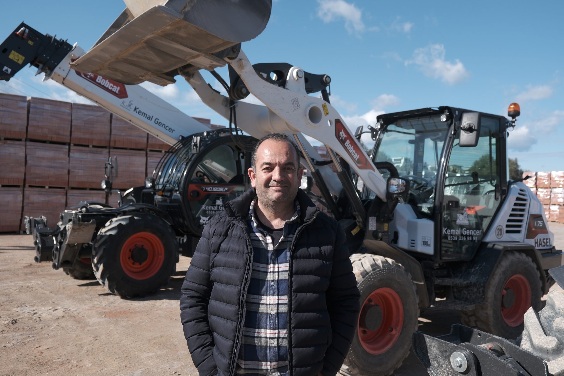 Mode of transport, Automotive tire, Motor vehicle, Wheel, Sky, Cloud, Tread, Asphalt