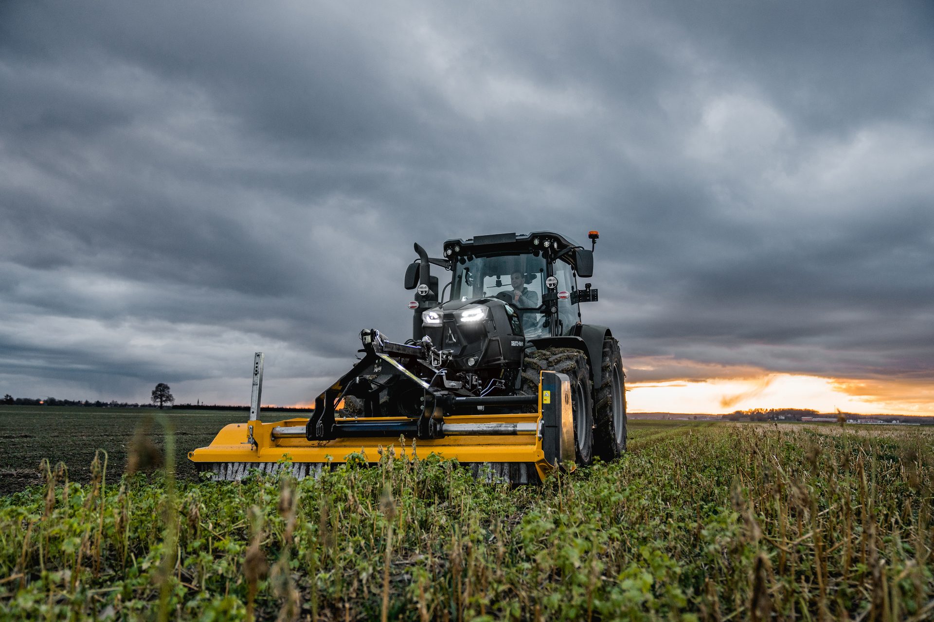 Automotive tire, Motor vehicle, Agricultural machinery, Cloud, Wheel, Sky, Plant, Tractor