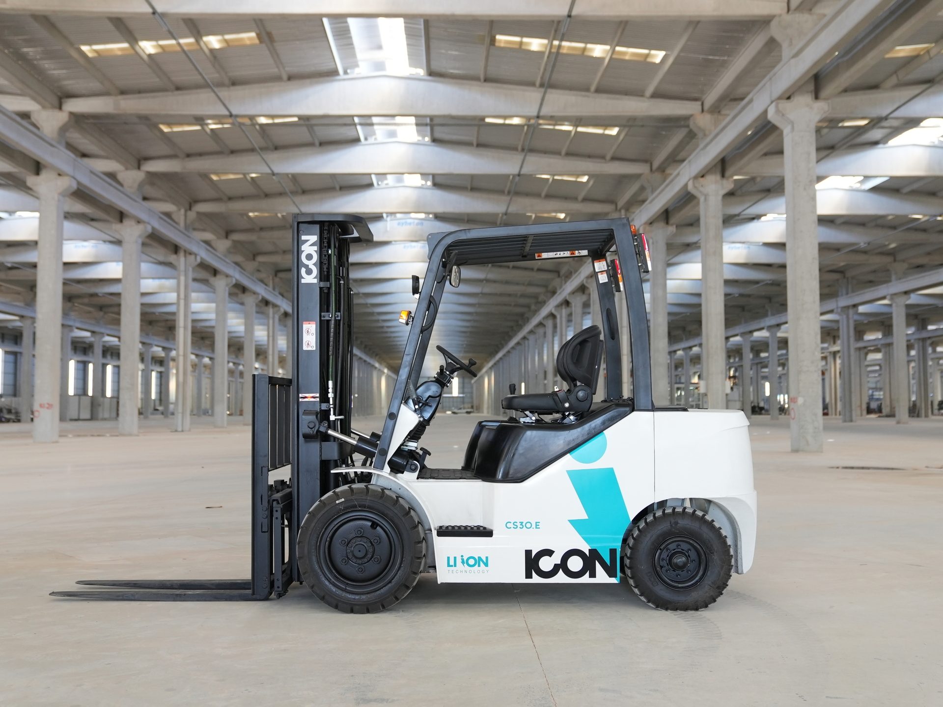 Forklift truck, Motor vehicle, Automotive design, Wheel, Tire, Rolling