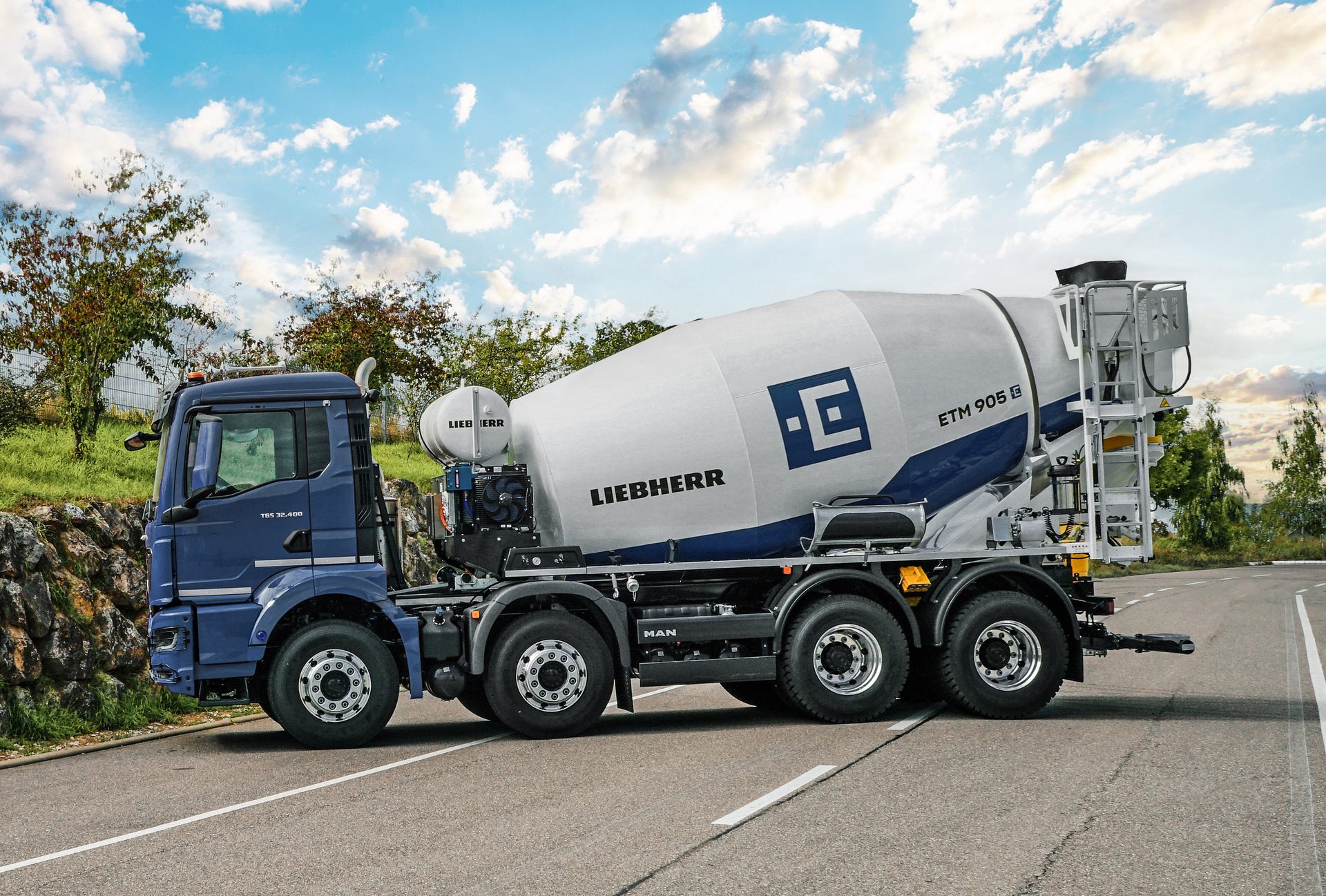 Concrete mixer, Road surface, Automotive tire, Wheel, Cloud, Sky, Vehicle, Plant, Asphalt