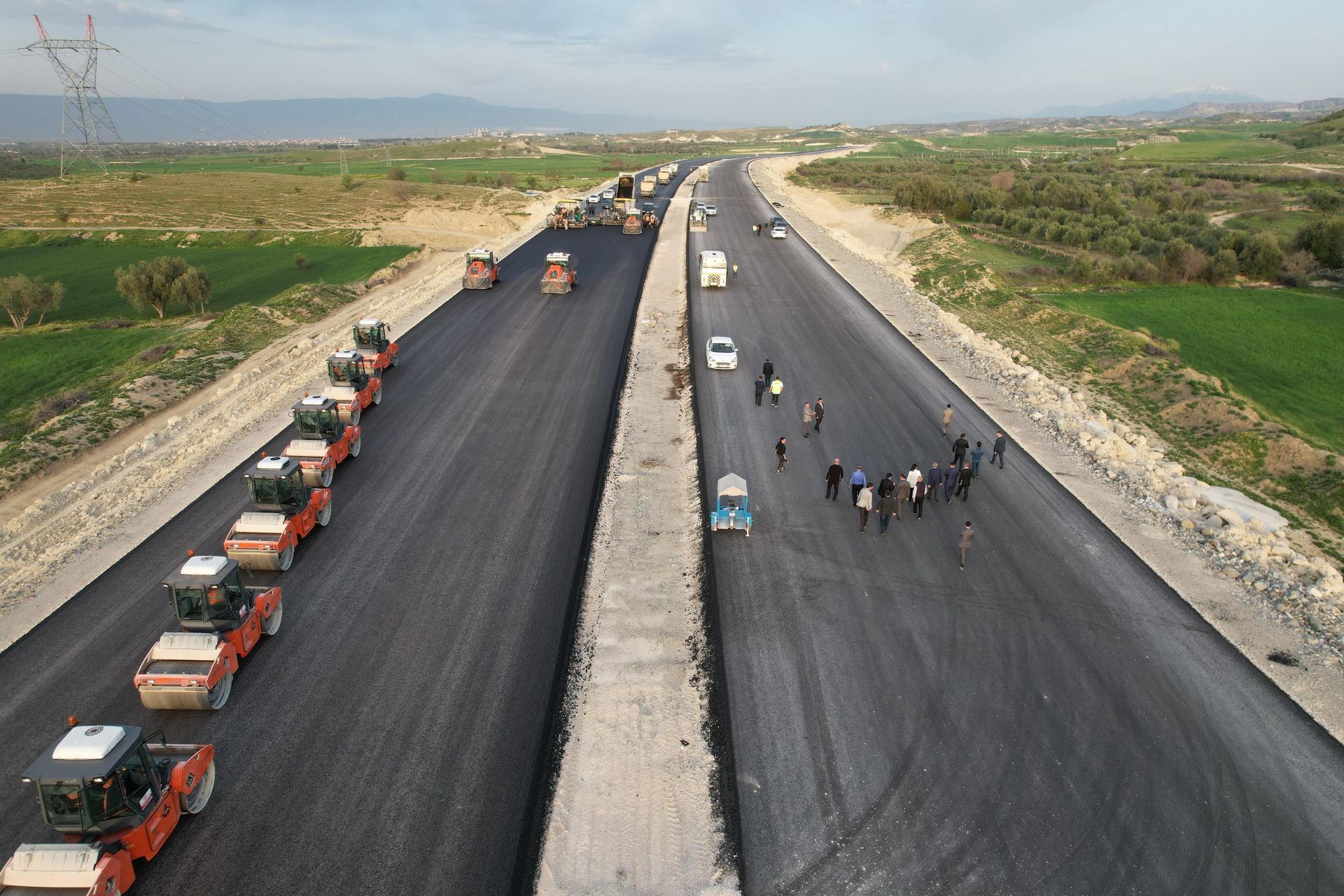 Mode of transport, Road surface, Motor vehicle, Cloud, Sky, Car, Infrastructure, Asphalt, Tar
