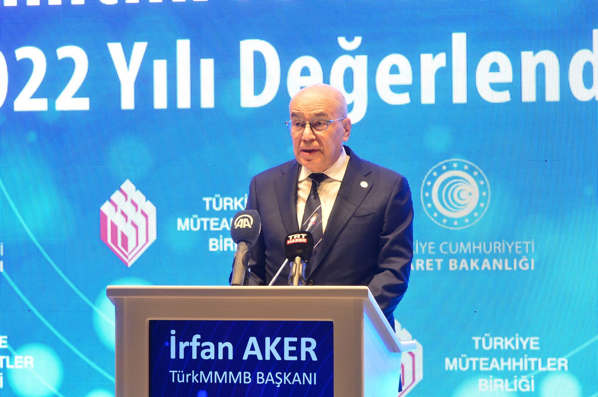 Microphone, Podium, Lectern, Tie, Coat, World, Spokesperson, Suit