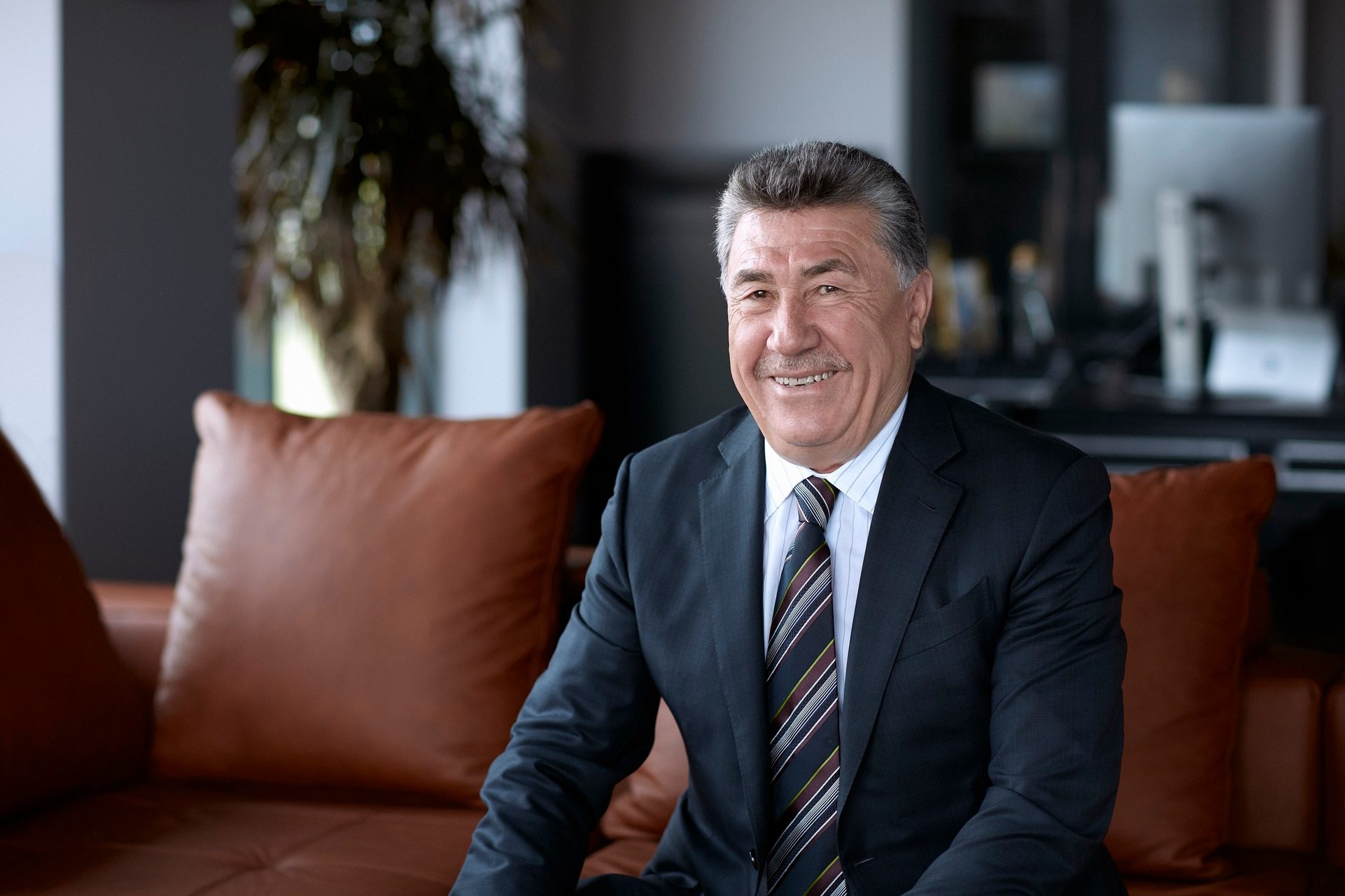 Dress shirt, Flash photography, Smile, Comfort, Suit, Couch