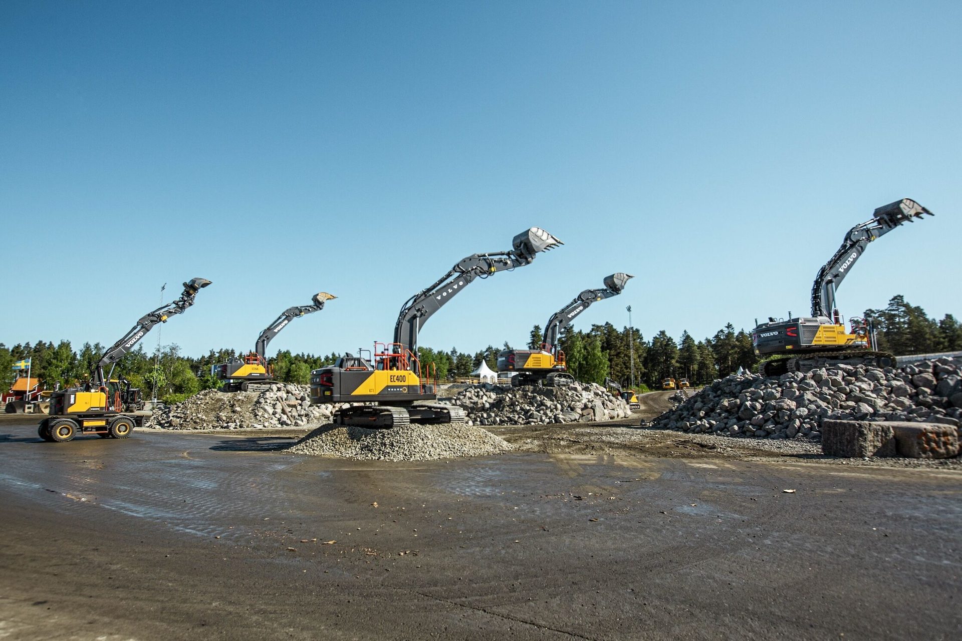 Road surface, Sky, Asphalt, Building, Vehicle