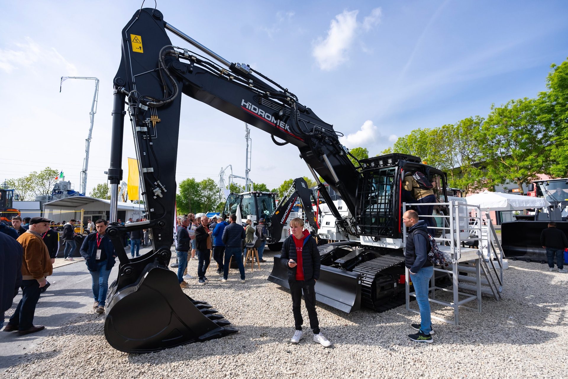 Automotive tire, Motor vehicle, Road surface, Sky, Cloud, Asphalt, Tree