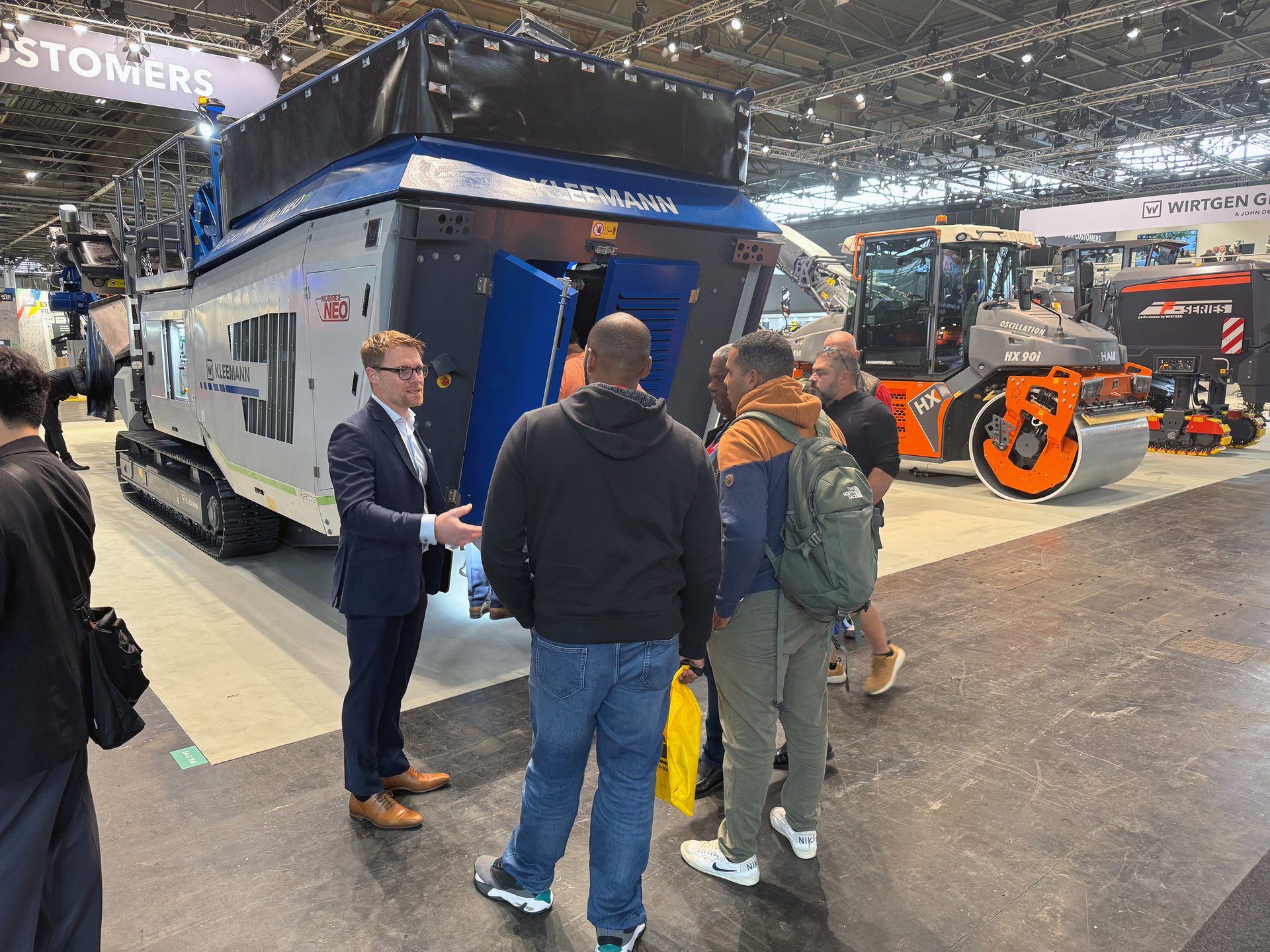 Mode of transport, Land vehicle, Automotive tire, Wheel, Workwear