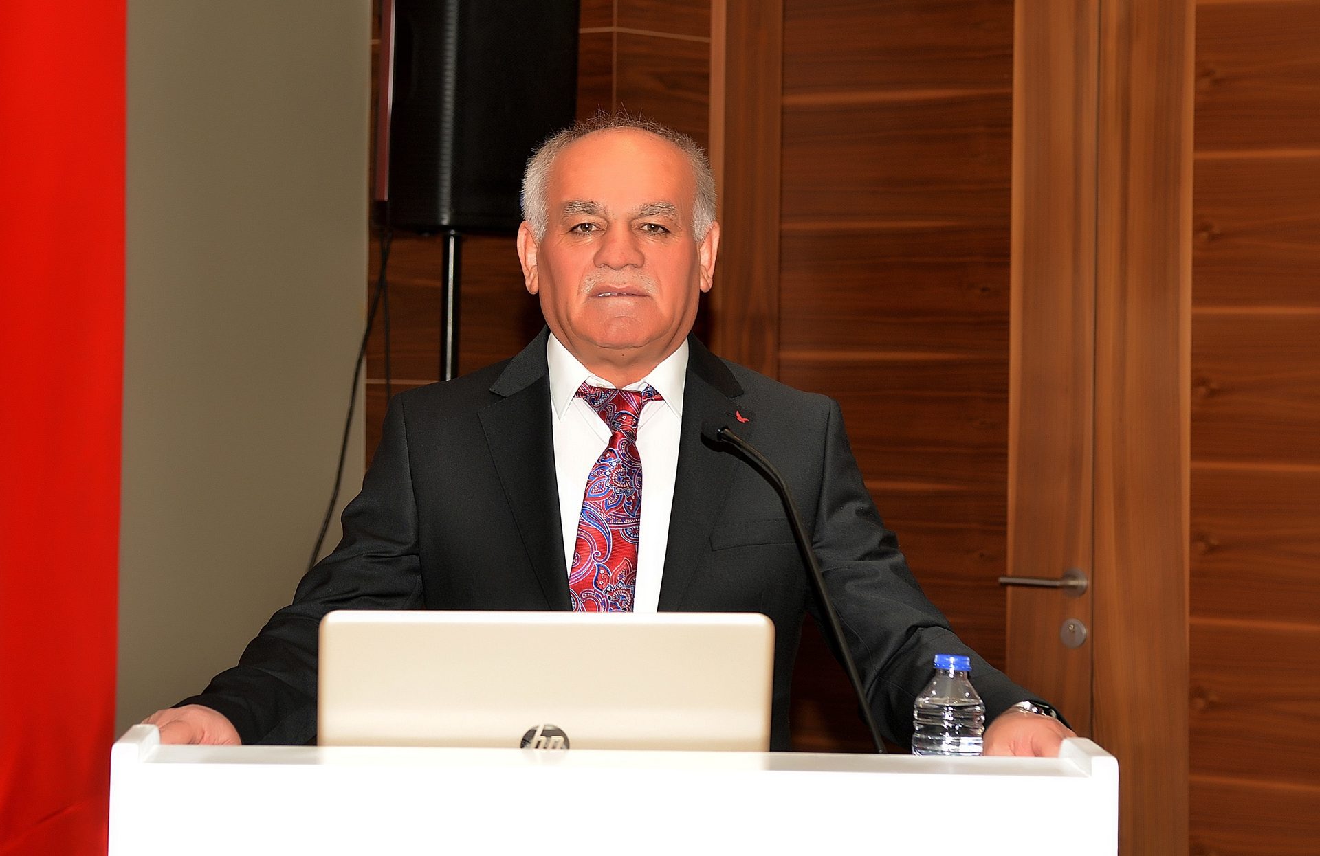 Tie, Microphone, Laptop, Suit