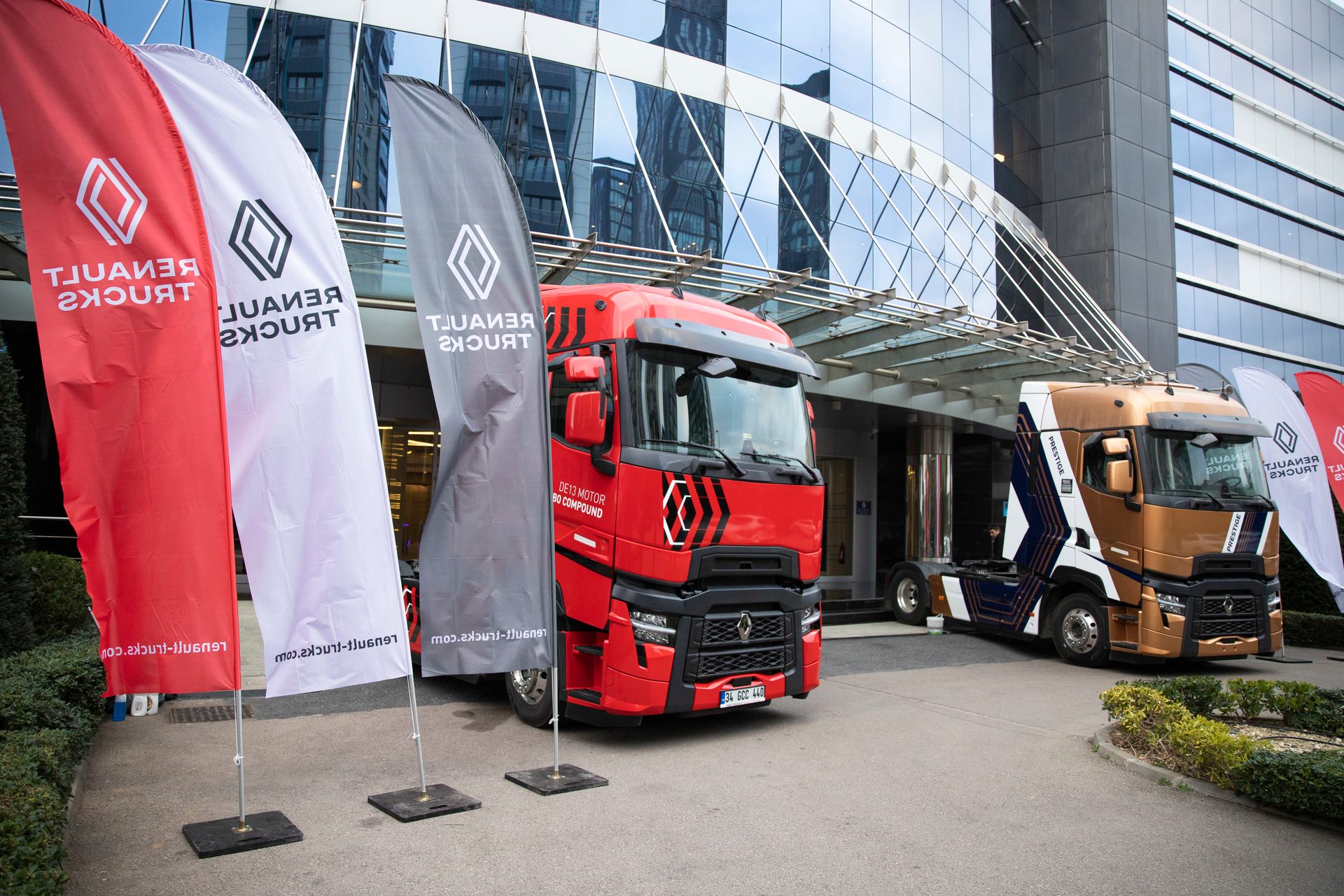 Land vehicle, Automotive tire, Double-decker bus, Wheel, Building