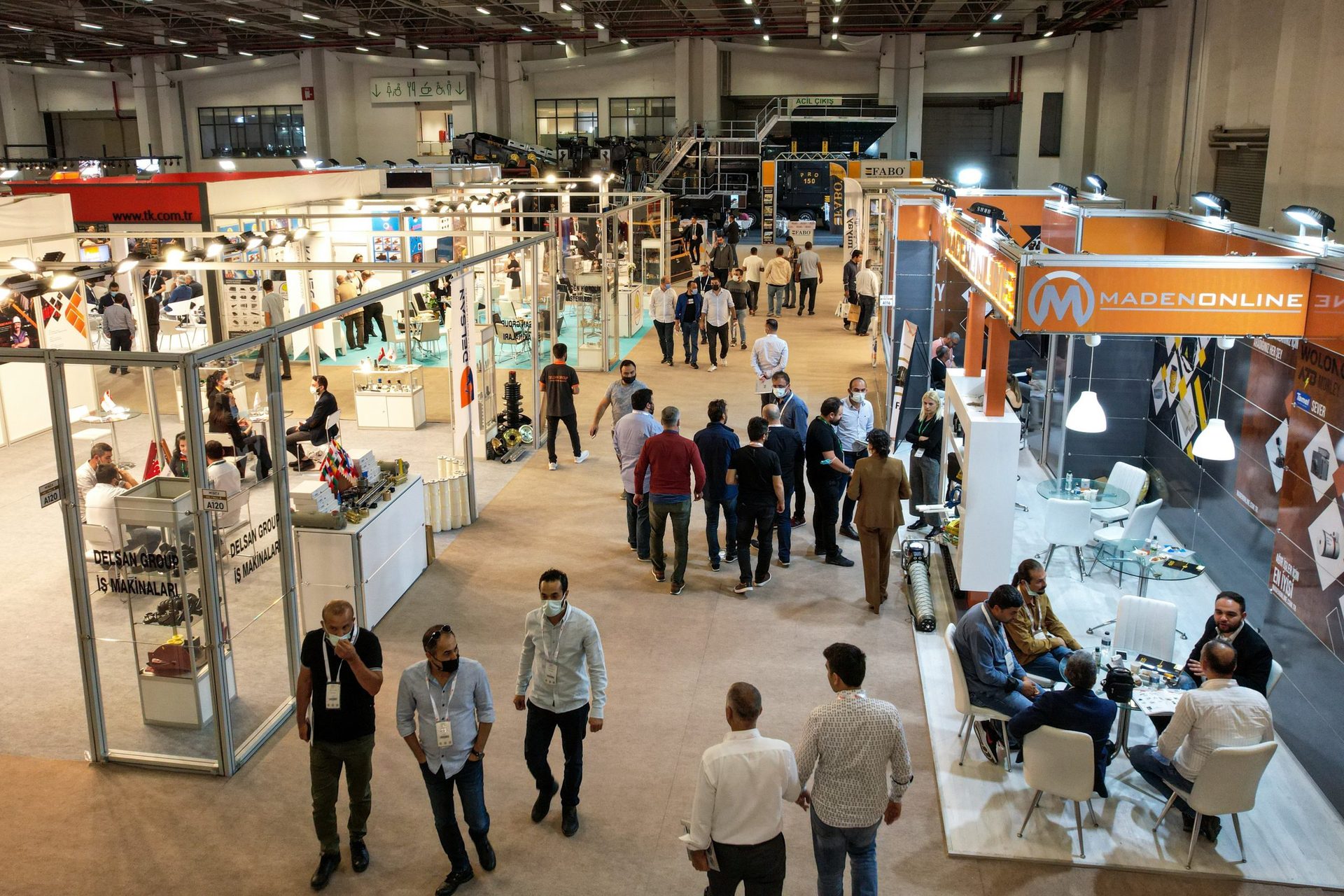 Field house, Automotive design, Footwear, Trousers, Jeans, Crowd, Floor, Customer