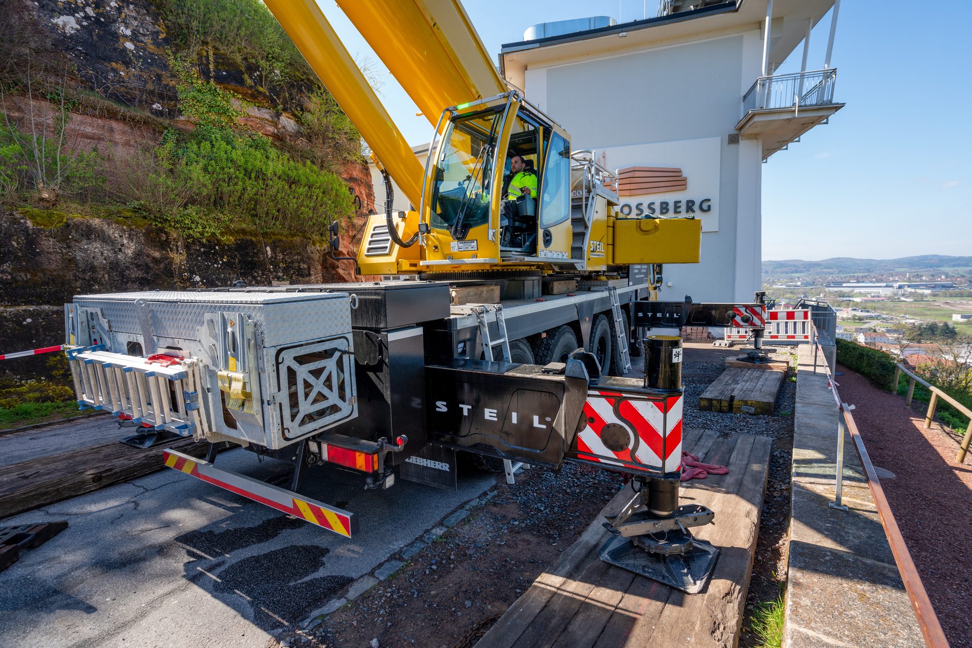 Mode of transport, Road surface, Rolling stock, Plant, Vehicle, Asphalt, Truck, Track, Railway, Thoroughfare