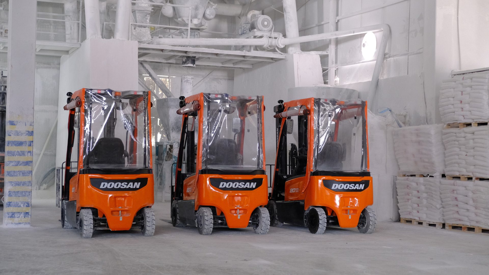 Forklift truck, Automotive tire, Motor vehicle, Wheel, Rolling, Floor, Flooring