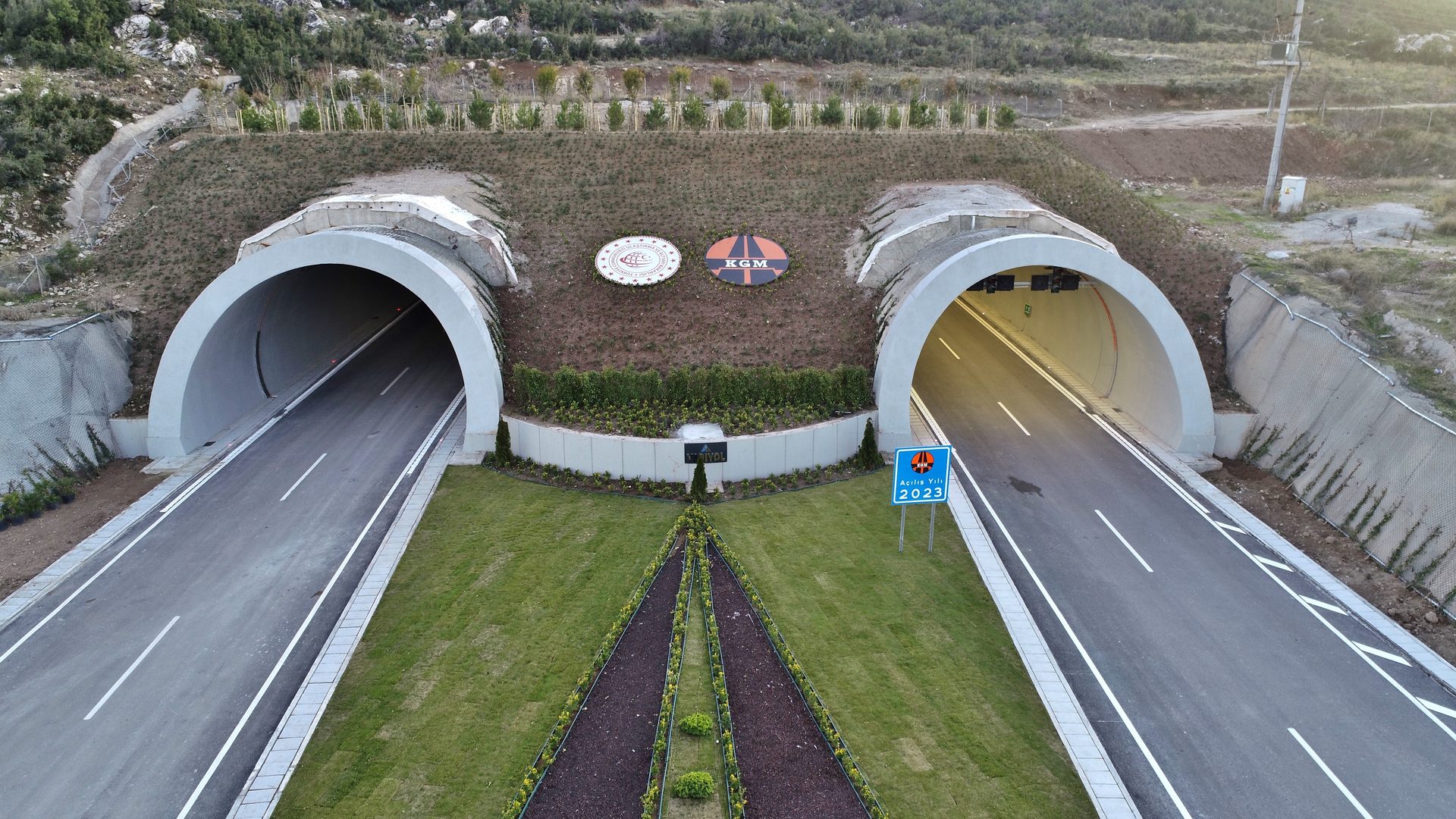 Urban design, Plant, Infrastructure, Thoroughfare, Architecture, Tree, Grass, Asphalt, Landscape, Road