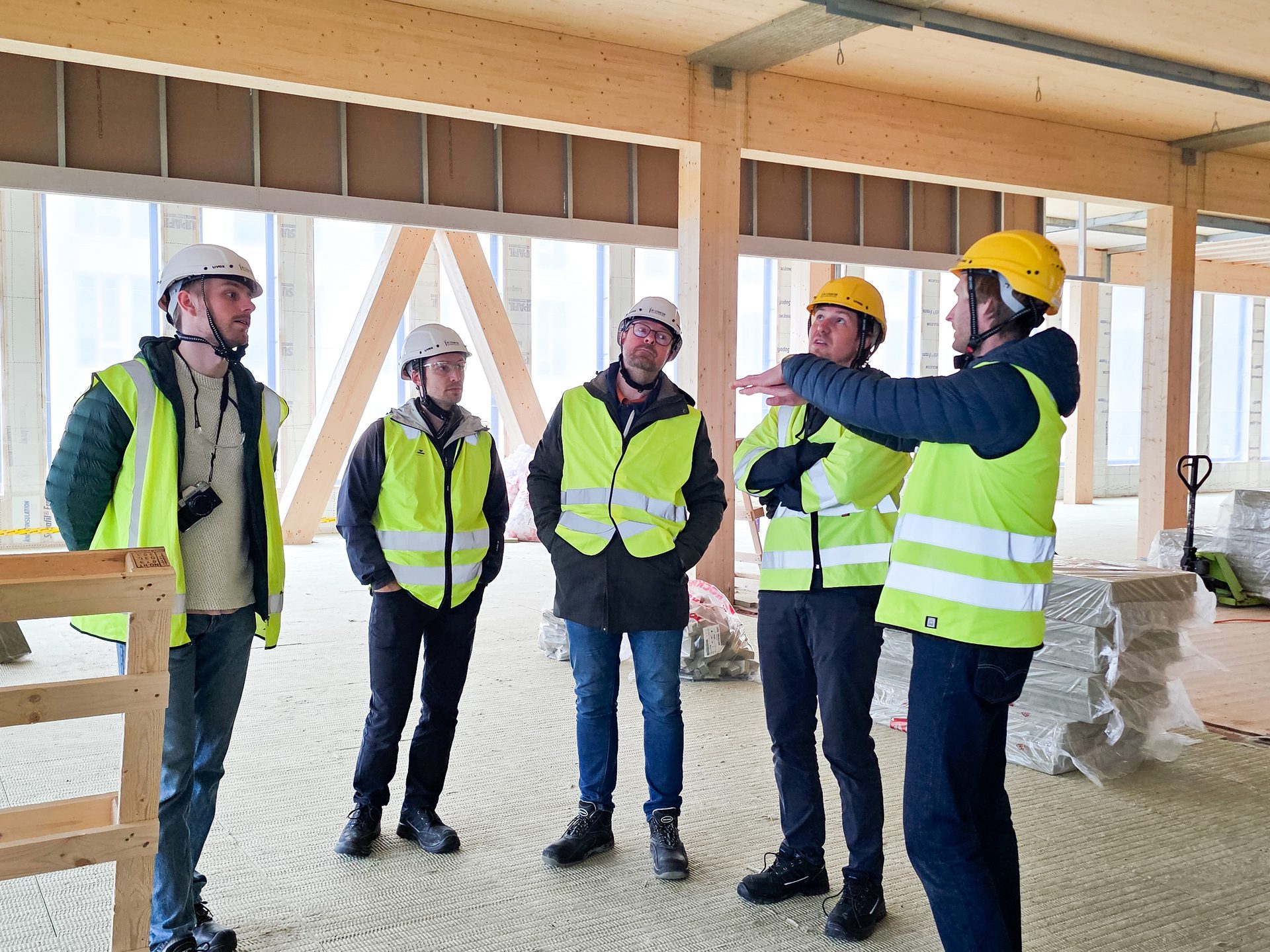 Ny Struktur ingeniører diskuterer løsninger på byggeplass
