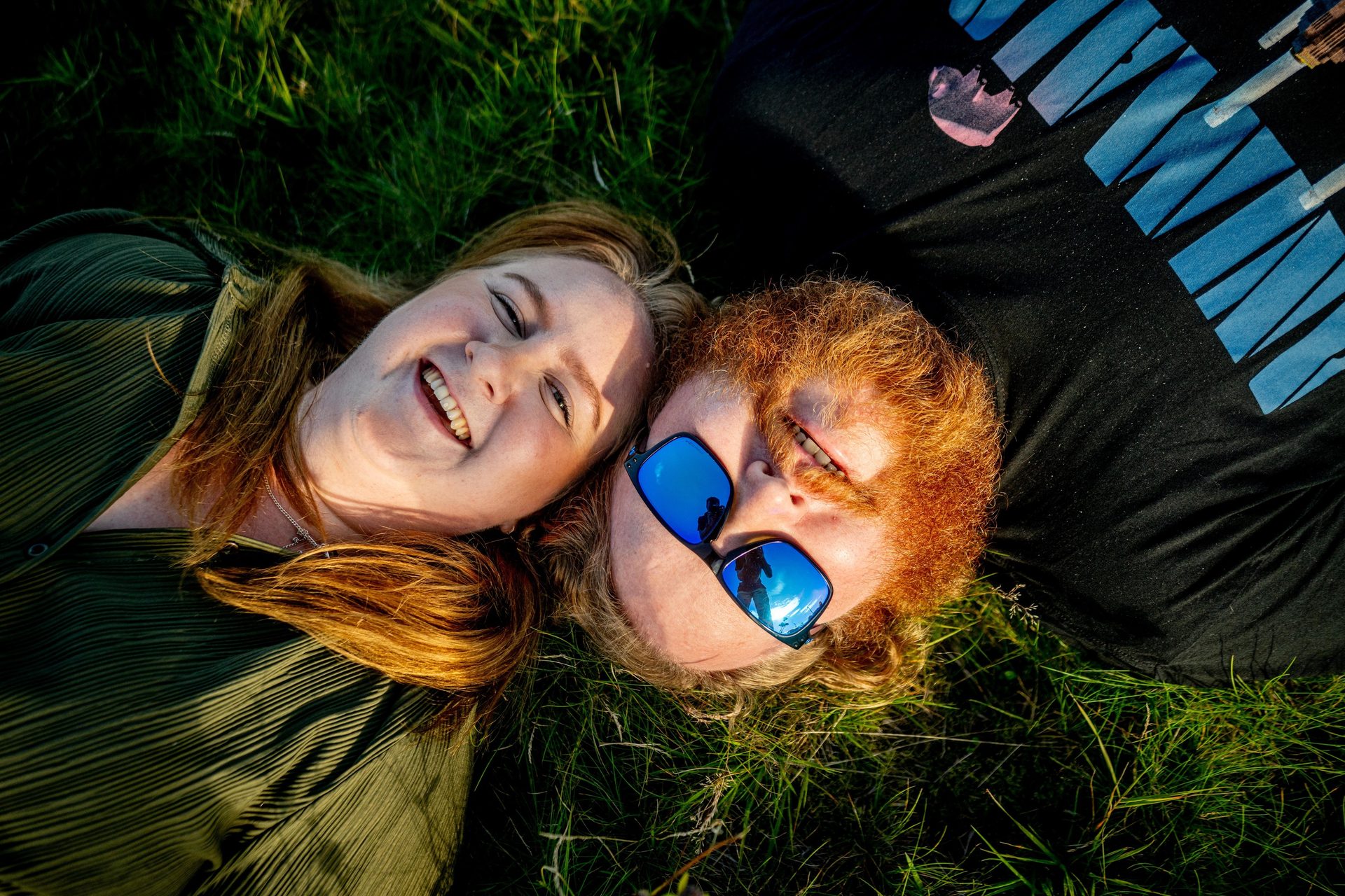 Jan Terje og Ida ligger p&#xE5; gresset og smiler til kamera