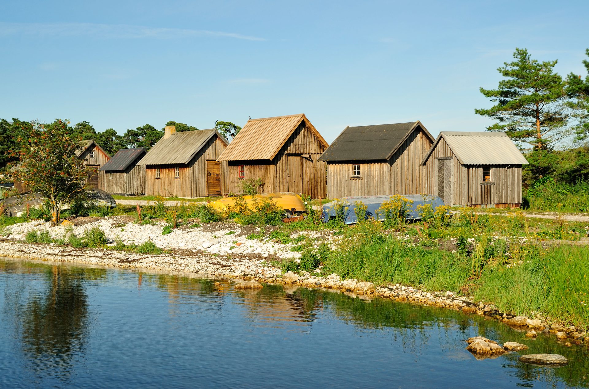 Natural landscape, Land lot, Water, Plant, Sky, Building, House, Tree, Lake, Cottage