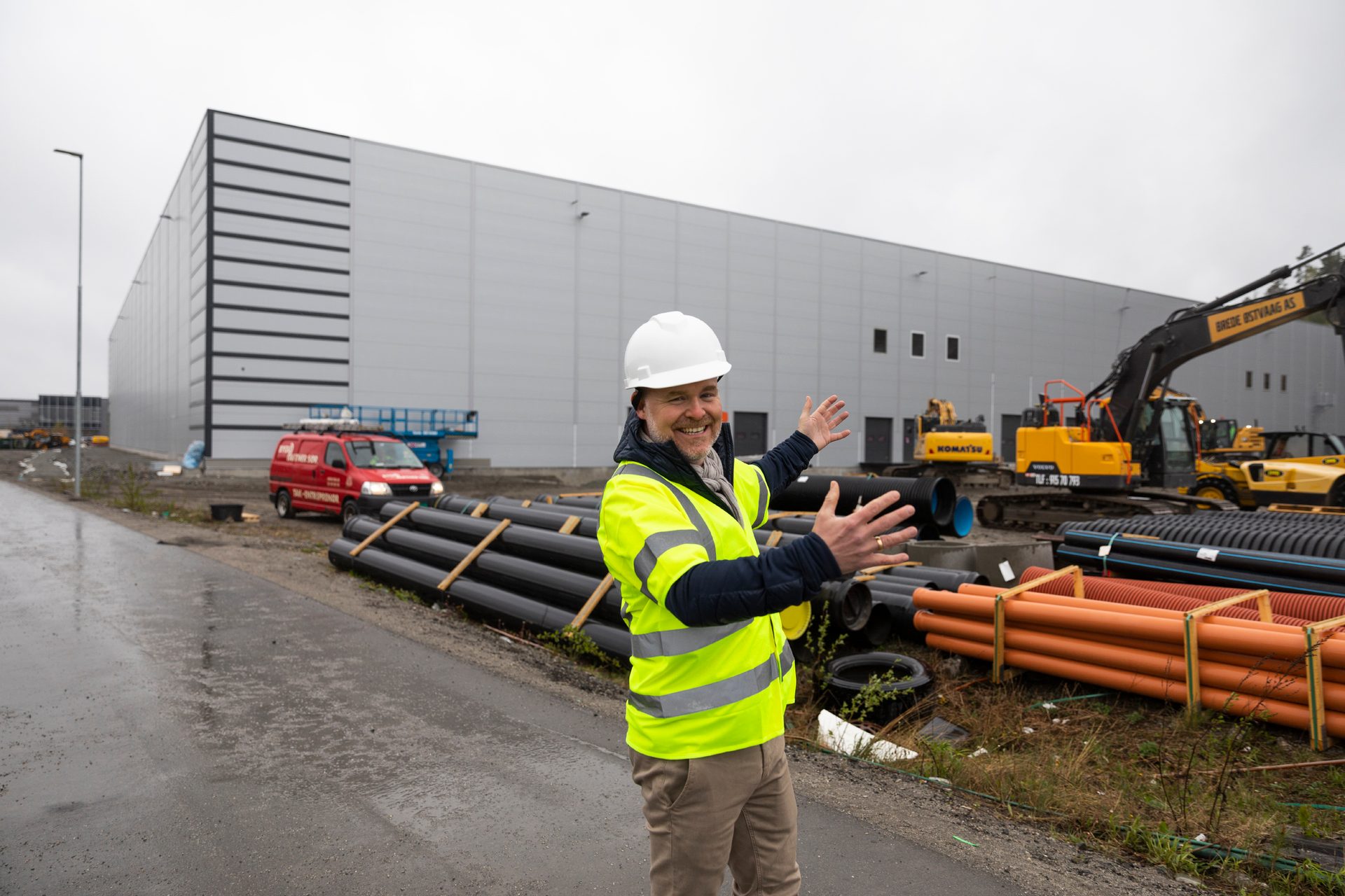 Hard hat, High-visibility clothing, Motor vehicle, Road surface, Workwear, Tradesman, Helmet, Sky, Asphalt, Engineer