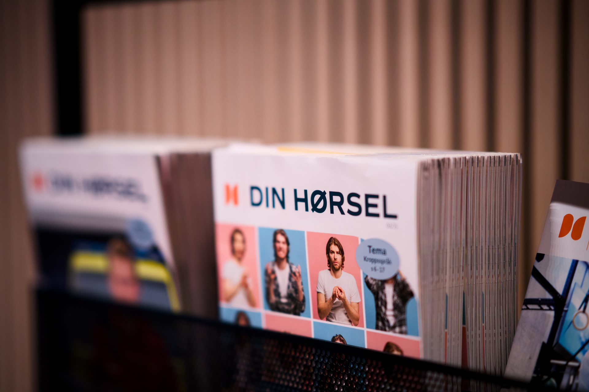 "DIN HØRSEL" magazines in a display rack.