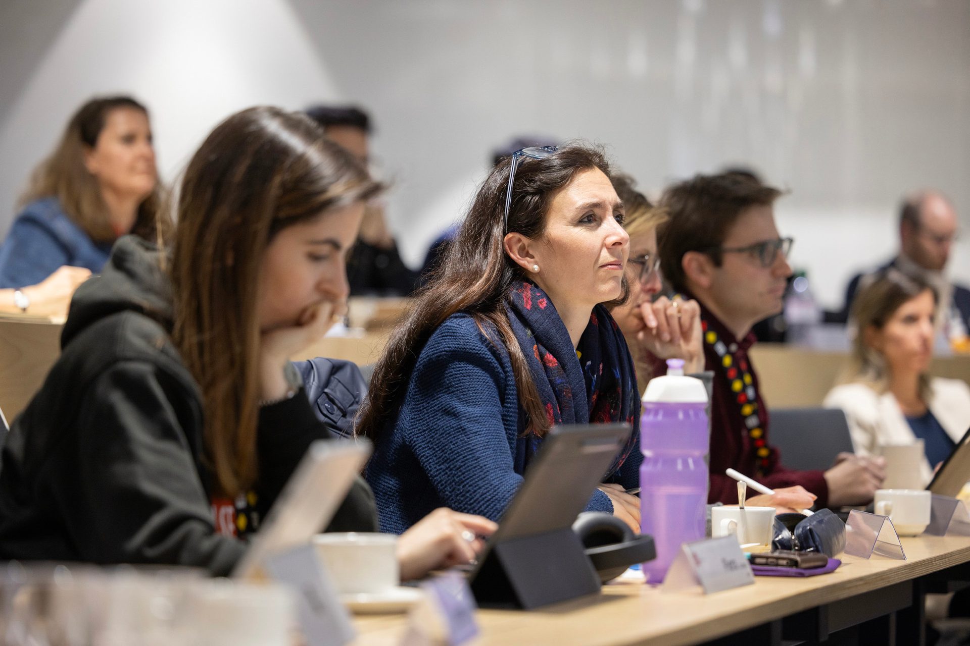 Electronic device, Social group, Hair, Shirt, Outerwear, Jacket, Interaction, Furniture, Laptop, Table