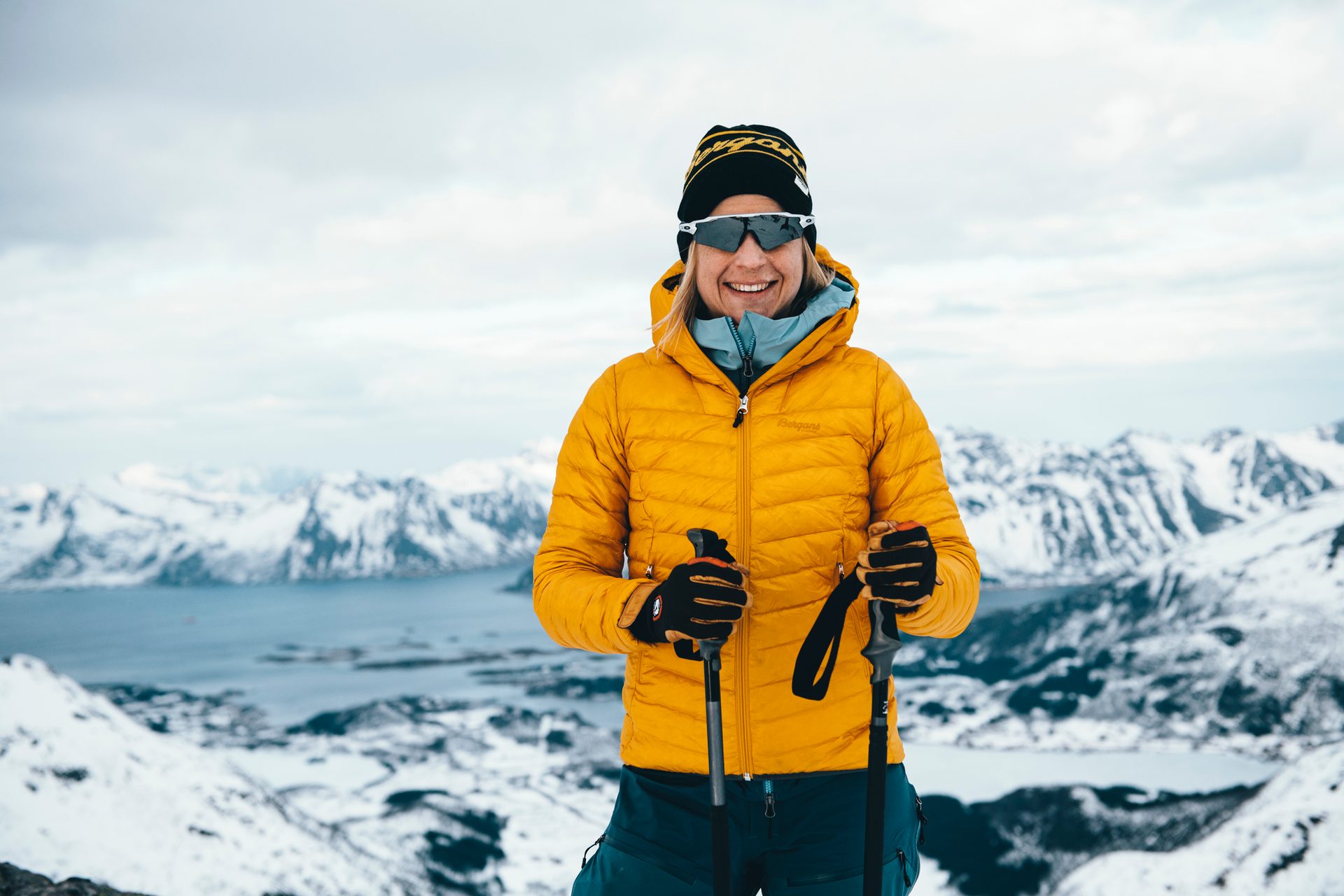 Outdoor recreation, Smile, Sky, Snow, Cloud, Mountain, Goggles, Slope, Glove, Travel