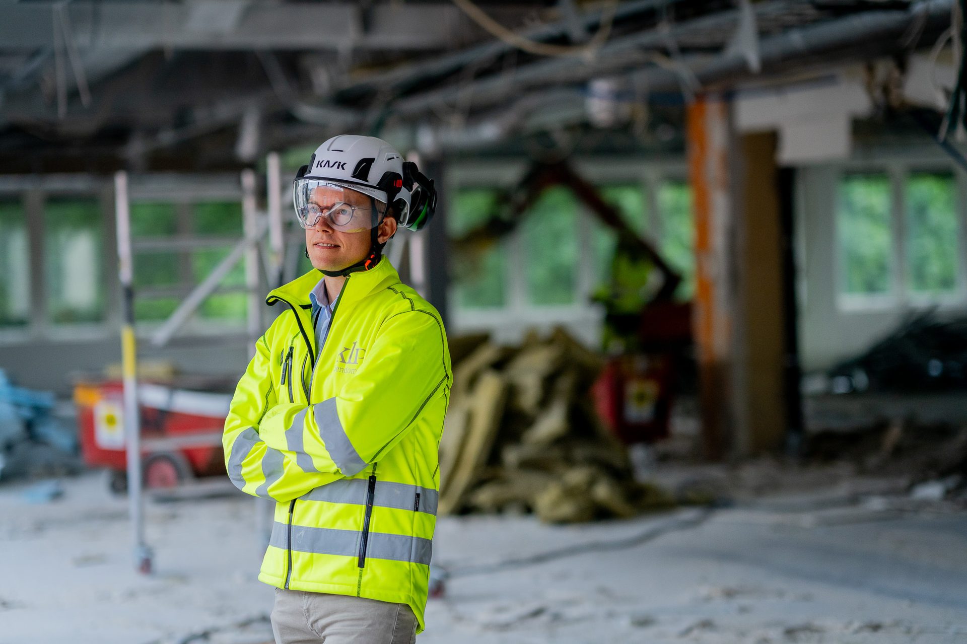 High-visibility clothing, Hard hat, Workwear, Sleeve, Helmet, Asphalt