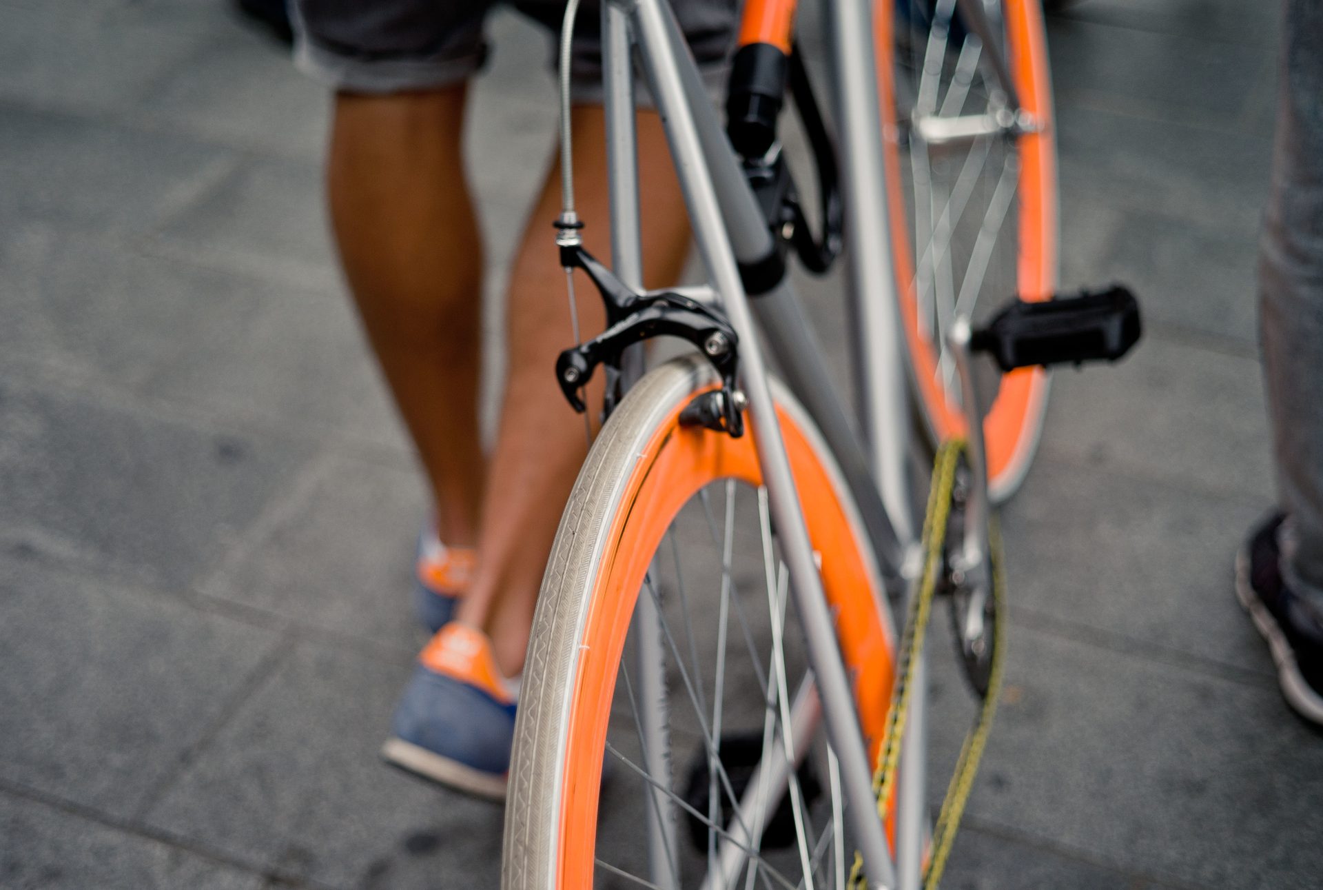 Bilde av en person som g&#xE5;r vedsiden av en sykkel