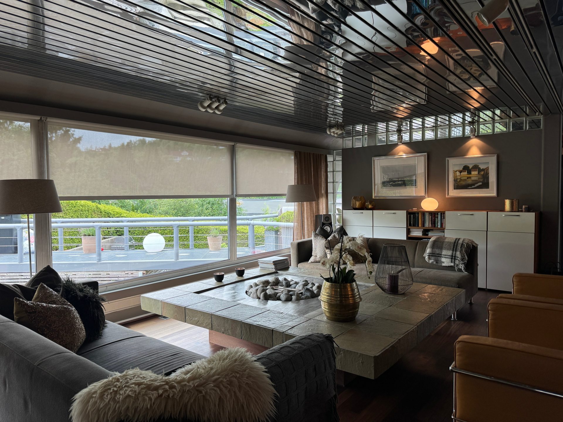 Interior design, Living room, Furniture, Property, Table, Couch, Building, Plant, Architecture, Floor