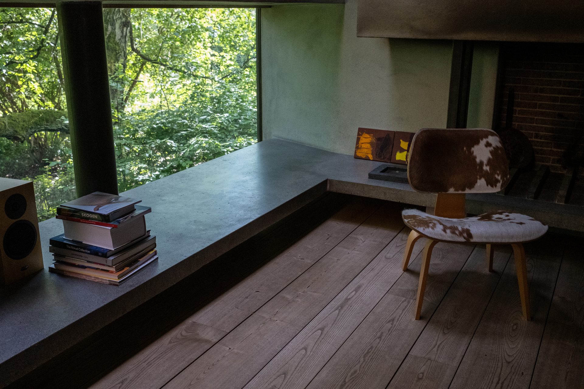 Interior design, Living room, Building, Wood, Flooring, Floor, Tree, Table, Plant