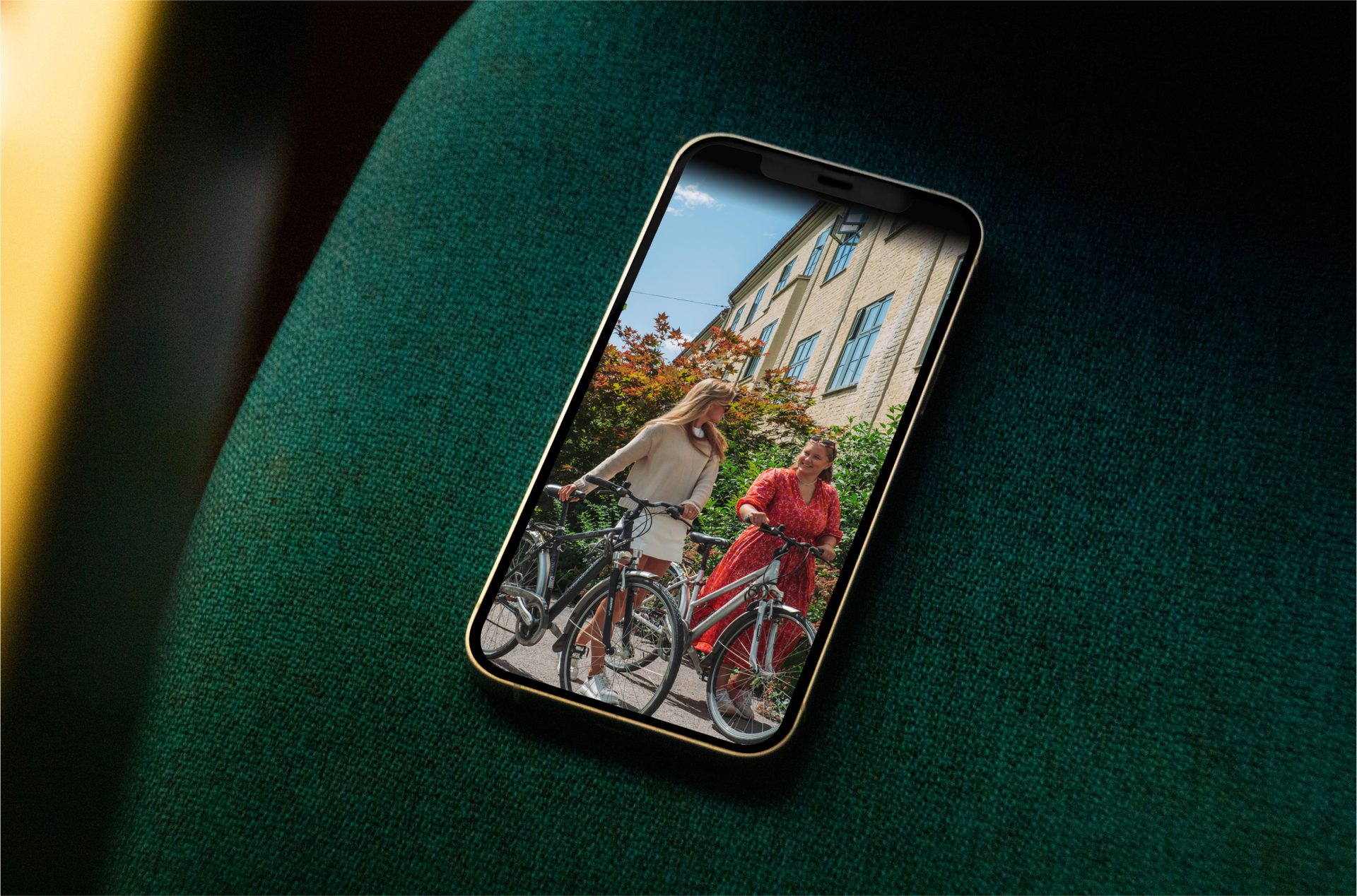 Portable communications device, Mobile phone, Telephony, Rectangle, Gesture, Finger