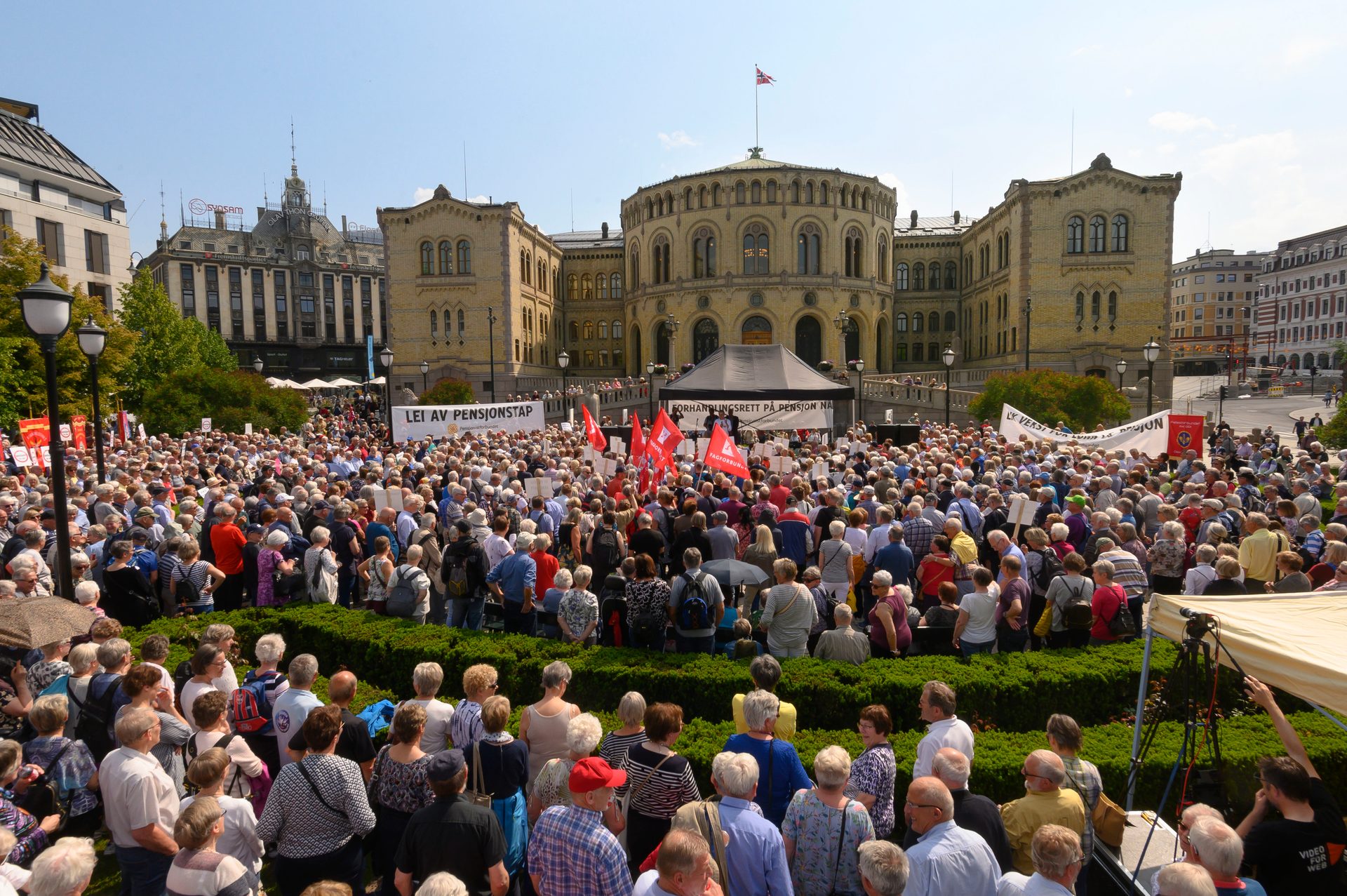 Daytime, Building, Sky, Architecture, Crowd, Leisure, Hat, City