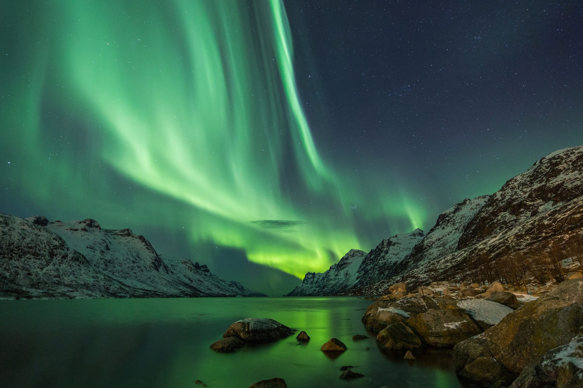 Body of water, Natural environment, Sky, Atmosphere, Light, Cloud, Nature, Aurora