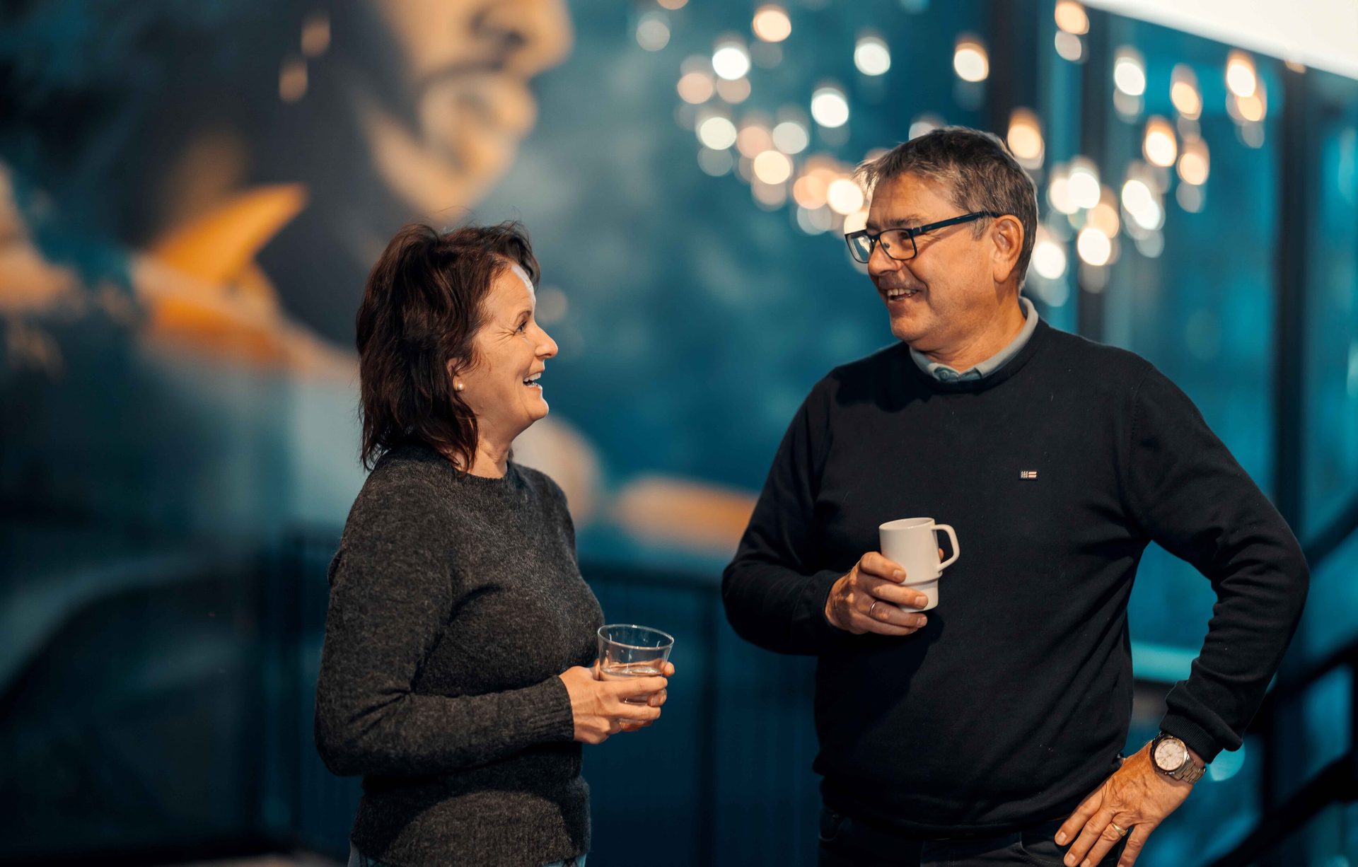 Flash photography, Glasses, Watch, Smile, Arm, Purple, Gesture, Entertainment