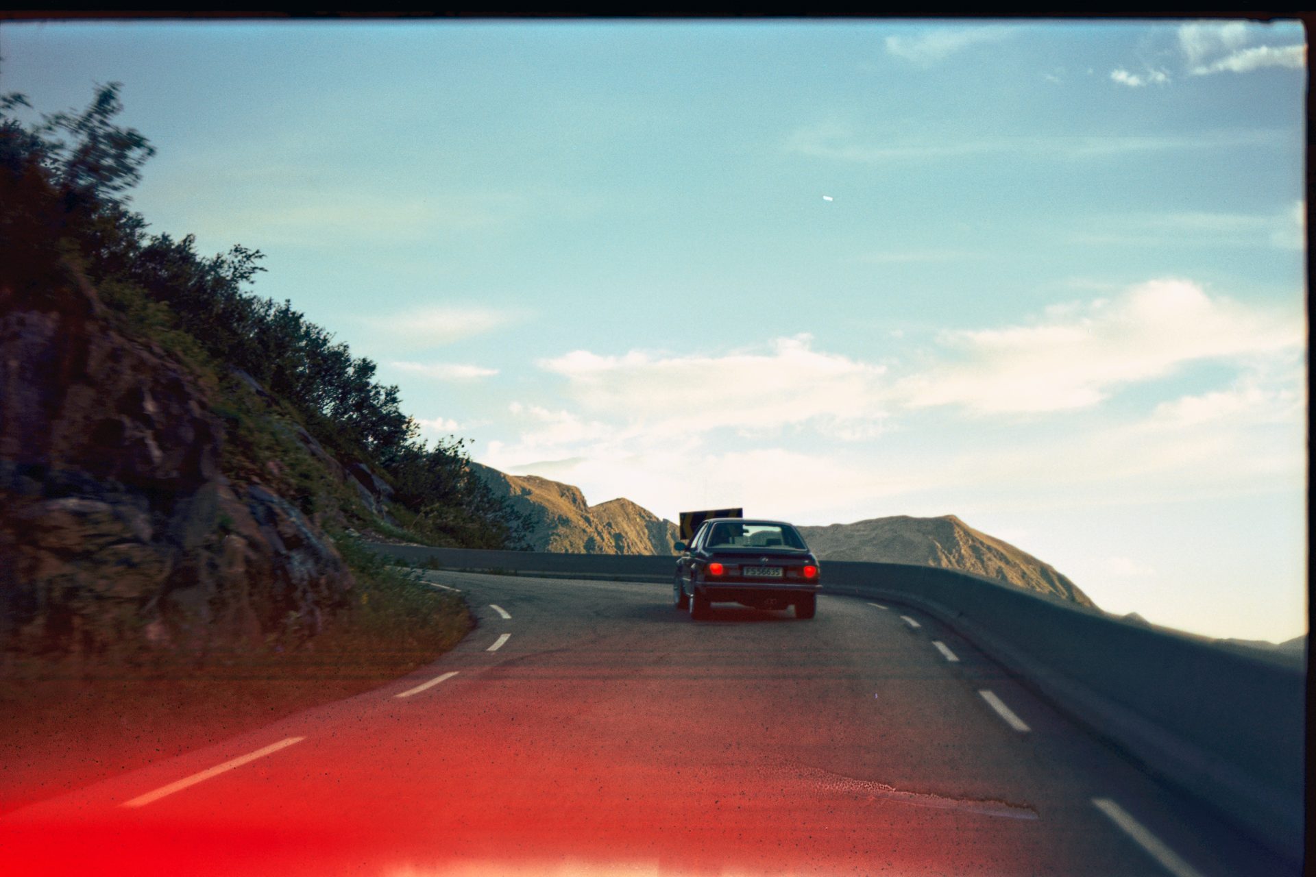 Automotive lighting, Natural landscape, Motor vehicle, Road surface, Sky, Car, Cloud, Infrastructure, Asphalt