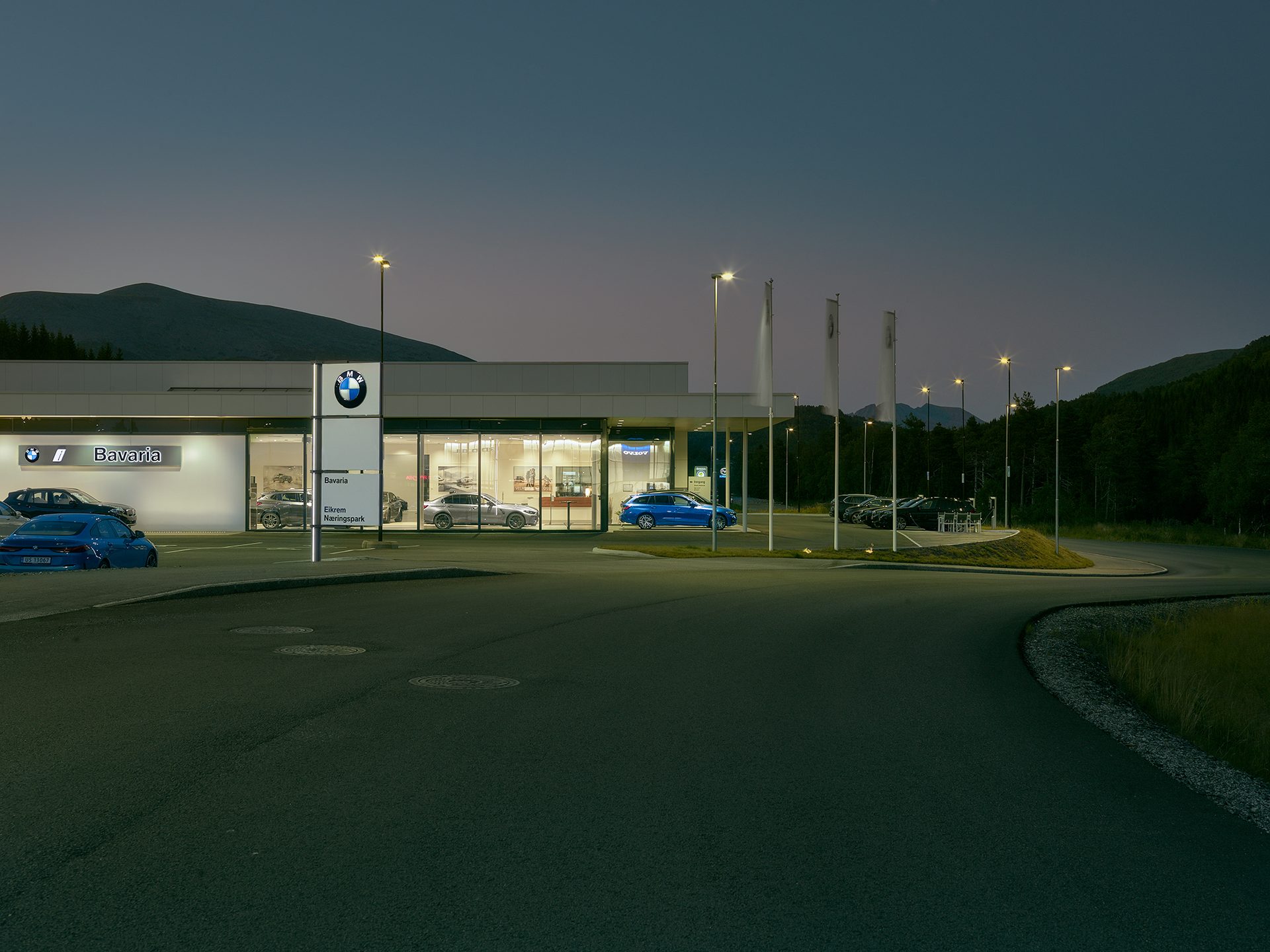 Street light, Road surface, Automotive lighting, Sky, Car, Building, Asphalt, Vehicle