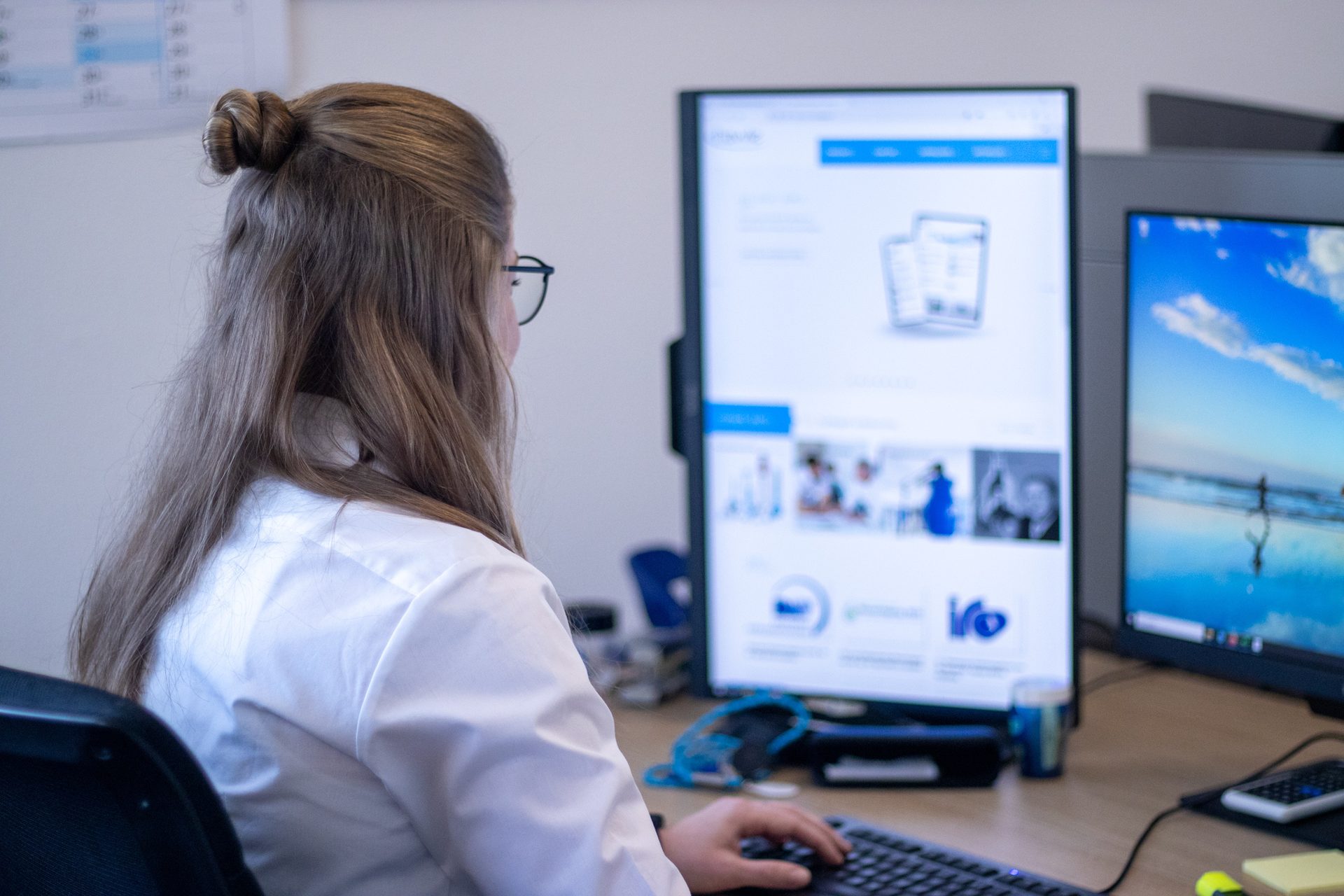 Electronic device, Computer monitor, Office Equipment, Peripheral, Desk