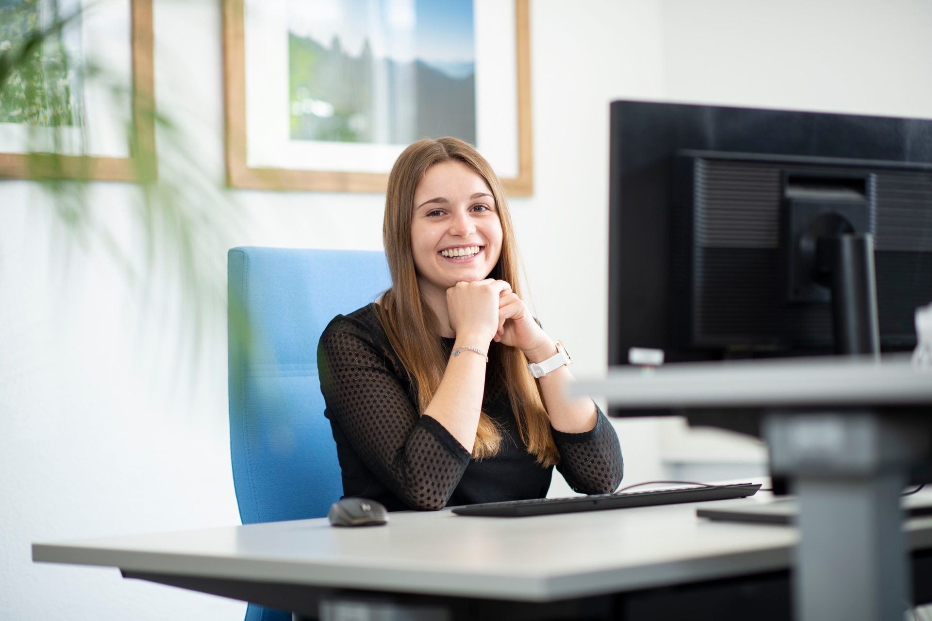 Electronic device, Computer monitor, Facial expression, Office Equipment, Smile, Peripheral, Desk, Furniture