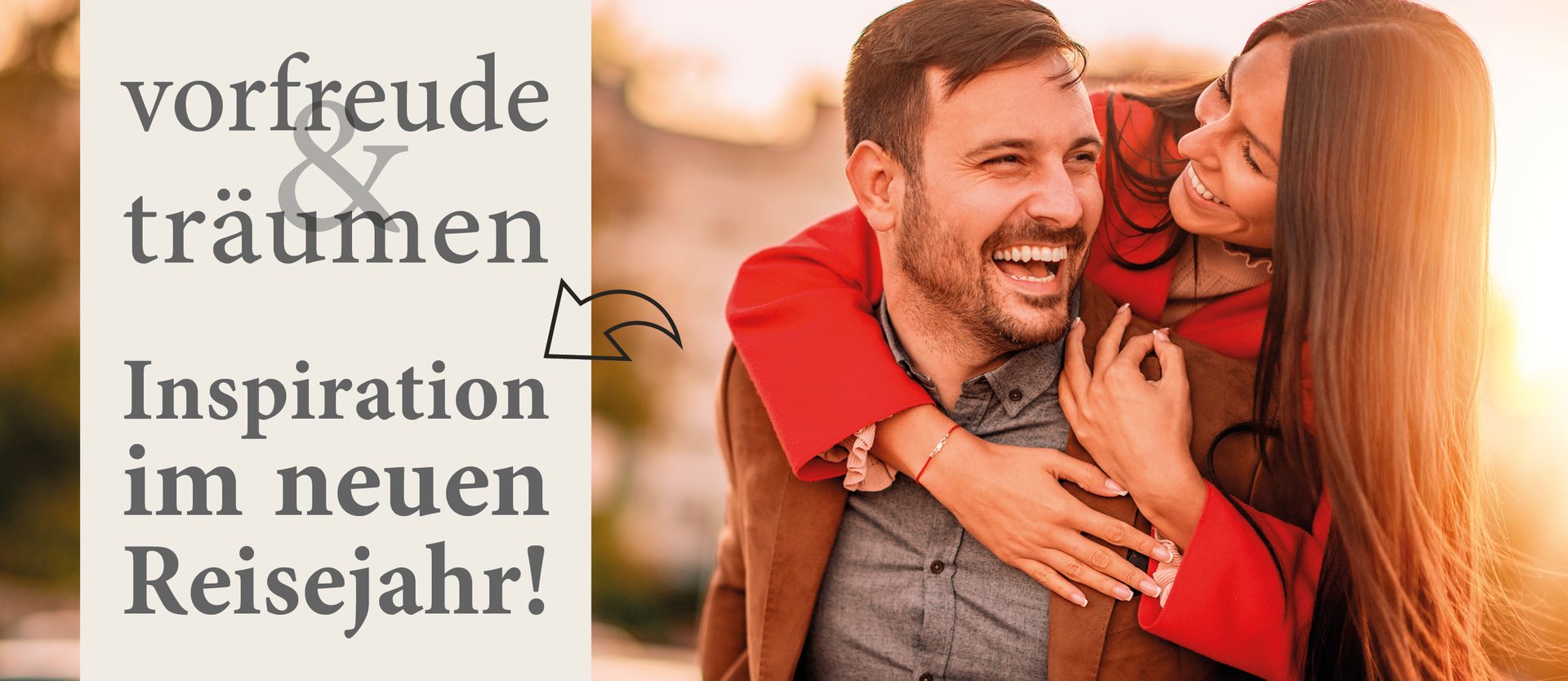 A joyful couple embracing, with text: "Vorfreude & Träumen. Inspiration im neuen Reisejahr!"