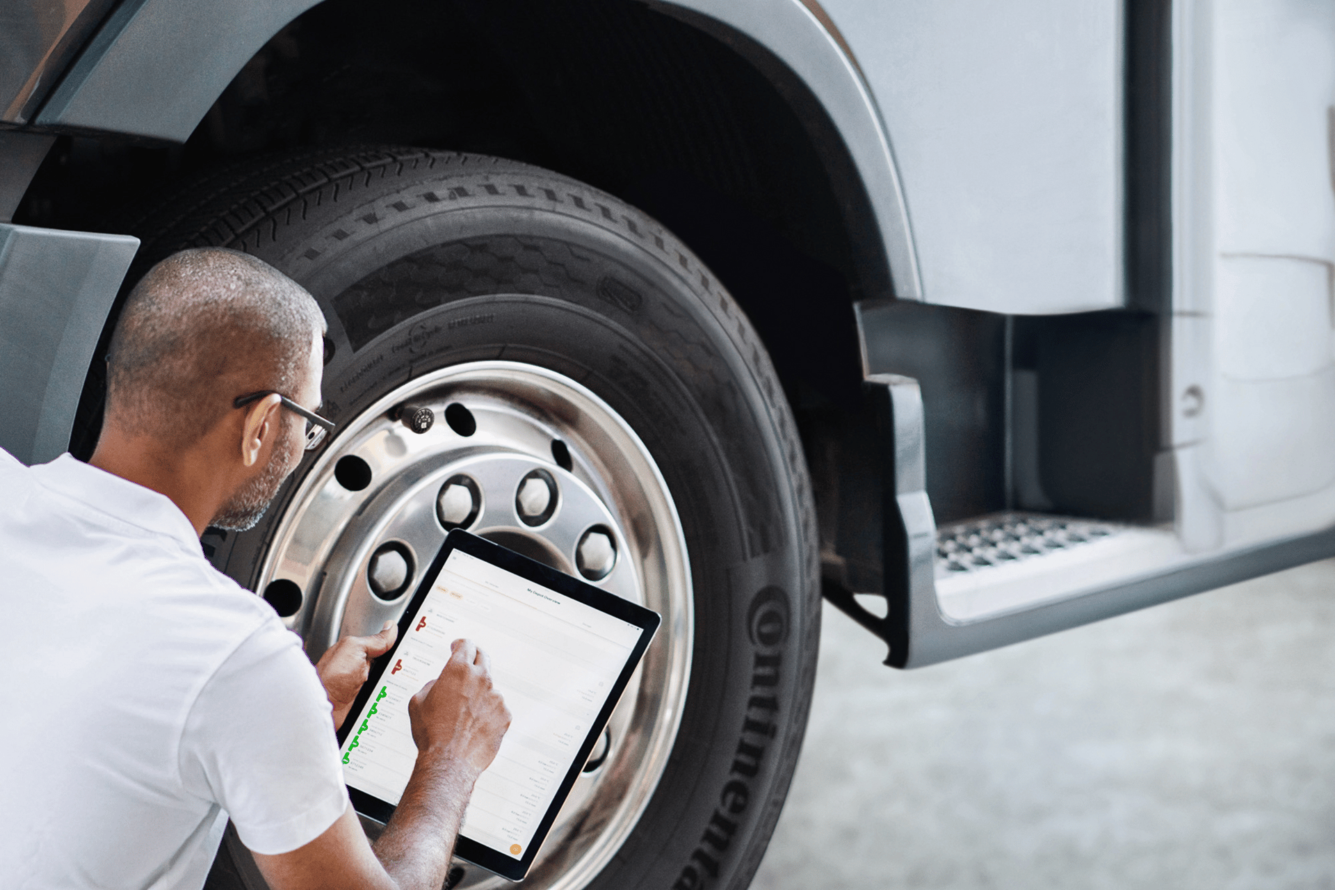 Automotive tire, Motor vehicle, Wheel, Hood, Car, Tread