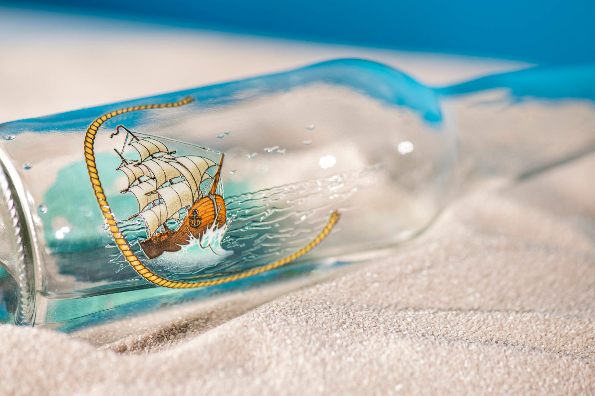 Glass bottle, Automotive lighting, Liquid, Drinkware, Water, Hood, Fluid, Solution