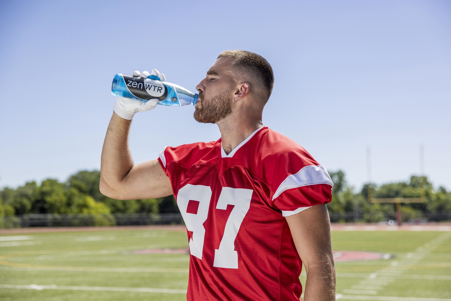 Sports uniform, Water bottle, Ball game, Sky, Beer, Player, Gesture, Jersey