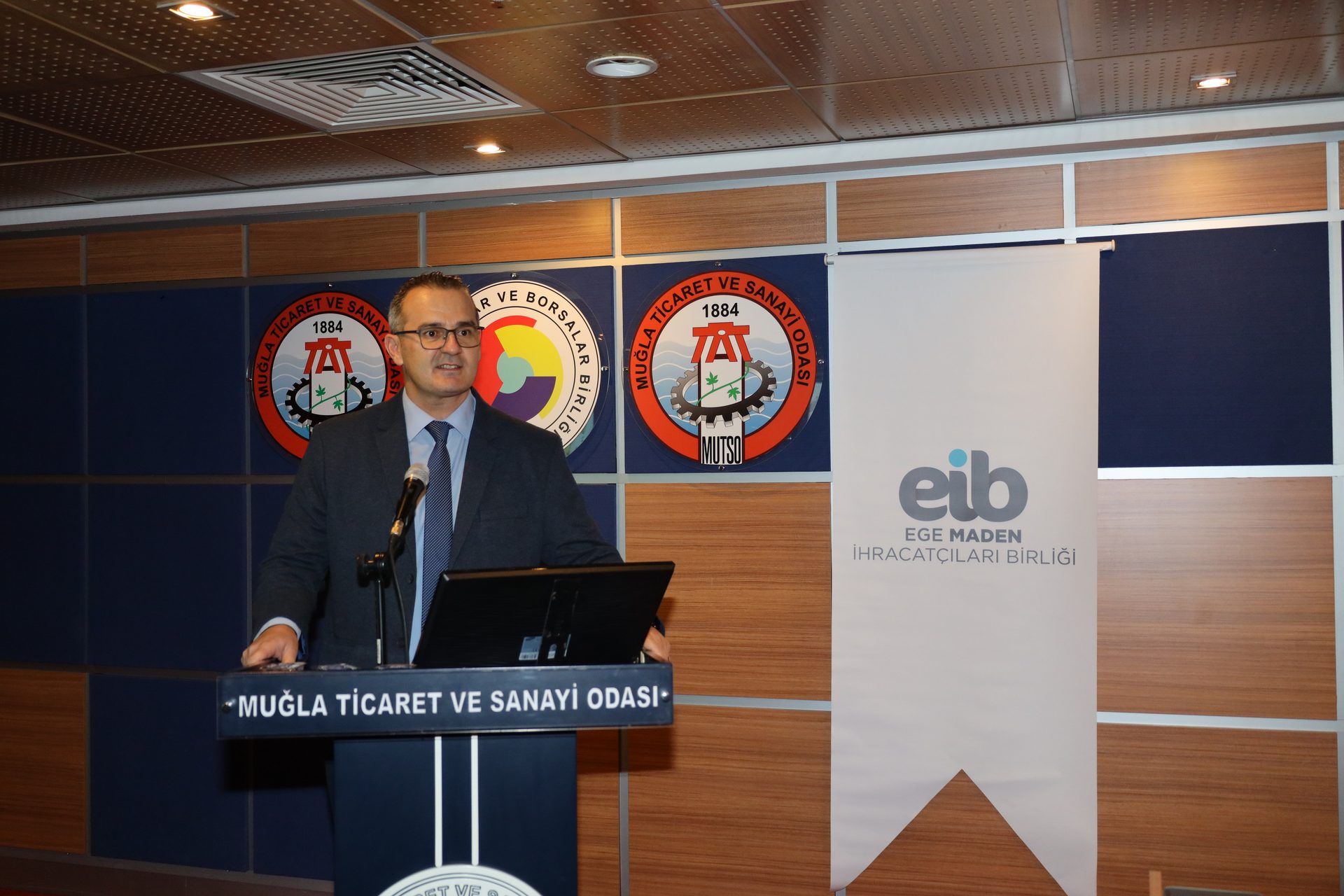 Electronic device, White-collar worker, Furniture, Outerwear, Suit, Coat, Chair, Necktie, Technology, Blazer